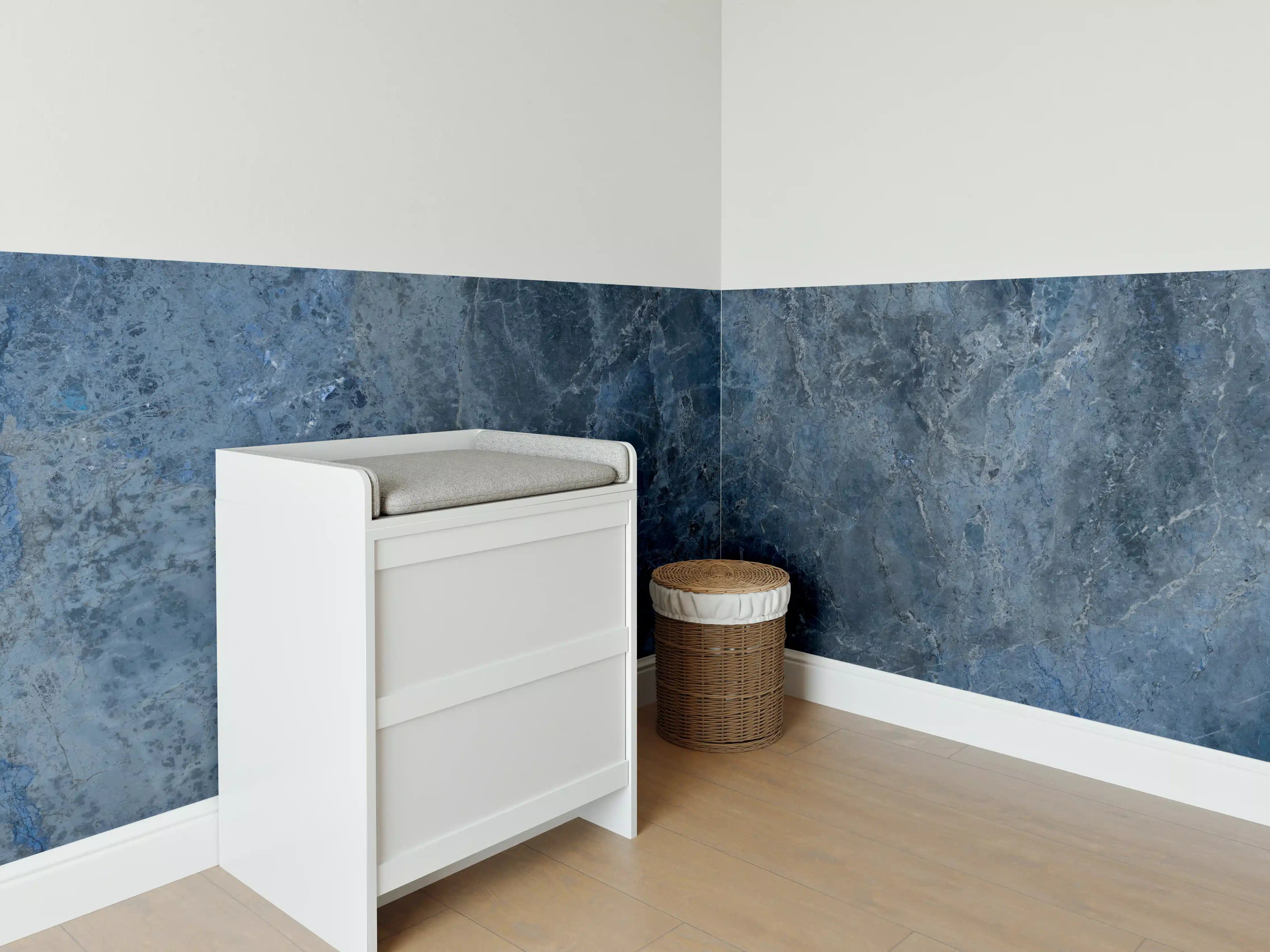 Babyzimmer Wandgestaltung - dunkelblaue Marmor Steinstruktur