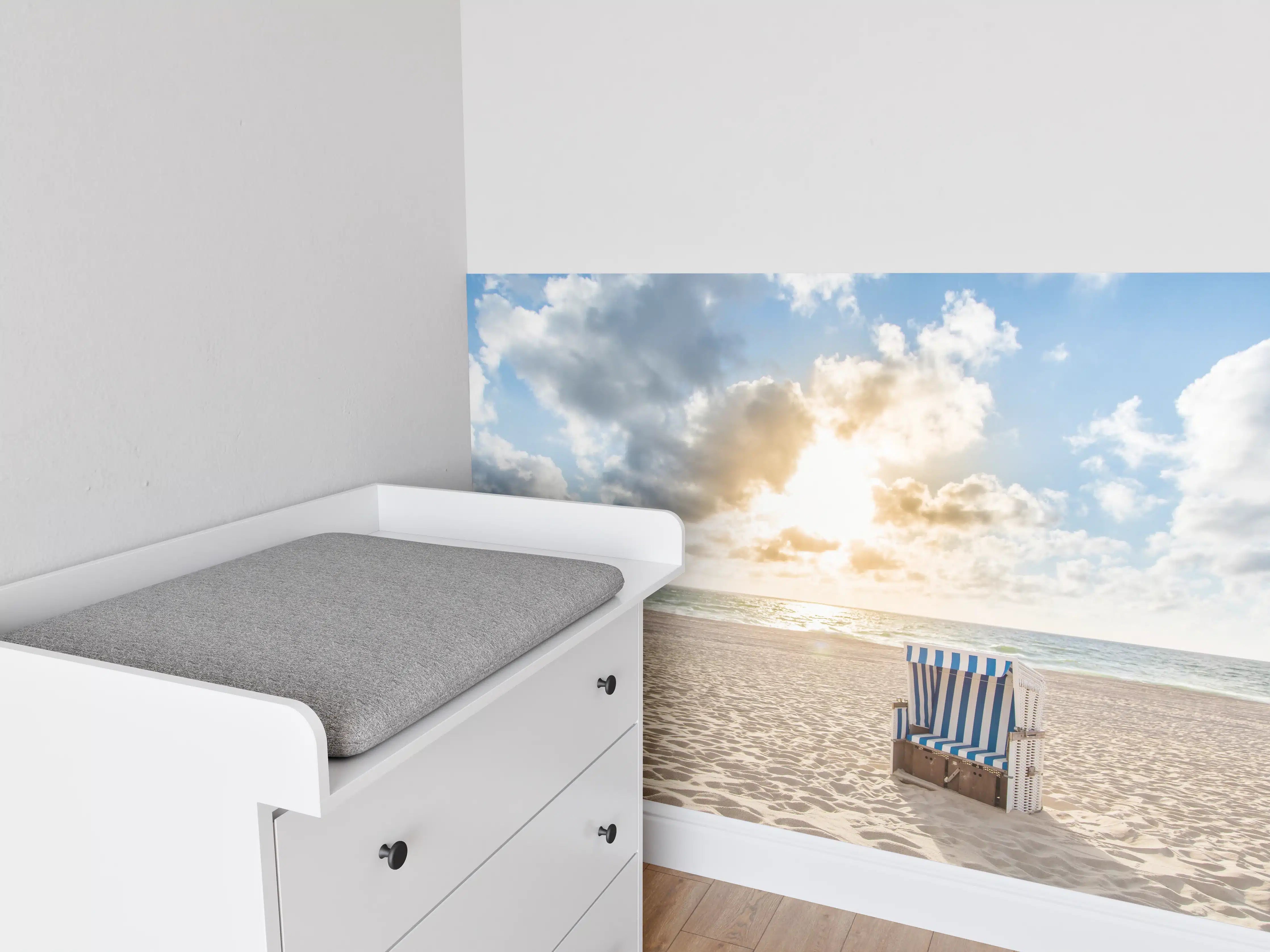 Babyzimmer Wandgestaltung - einzelner Strandkorb an der Nordsee