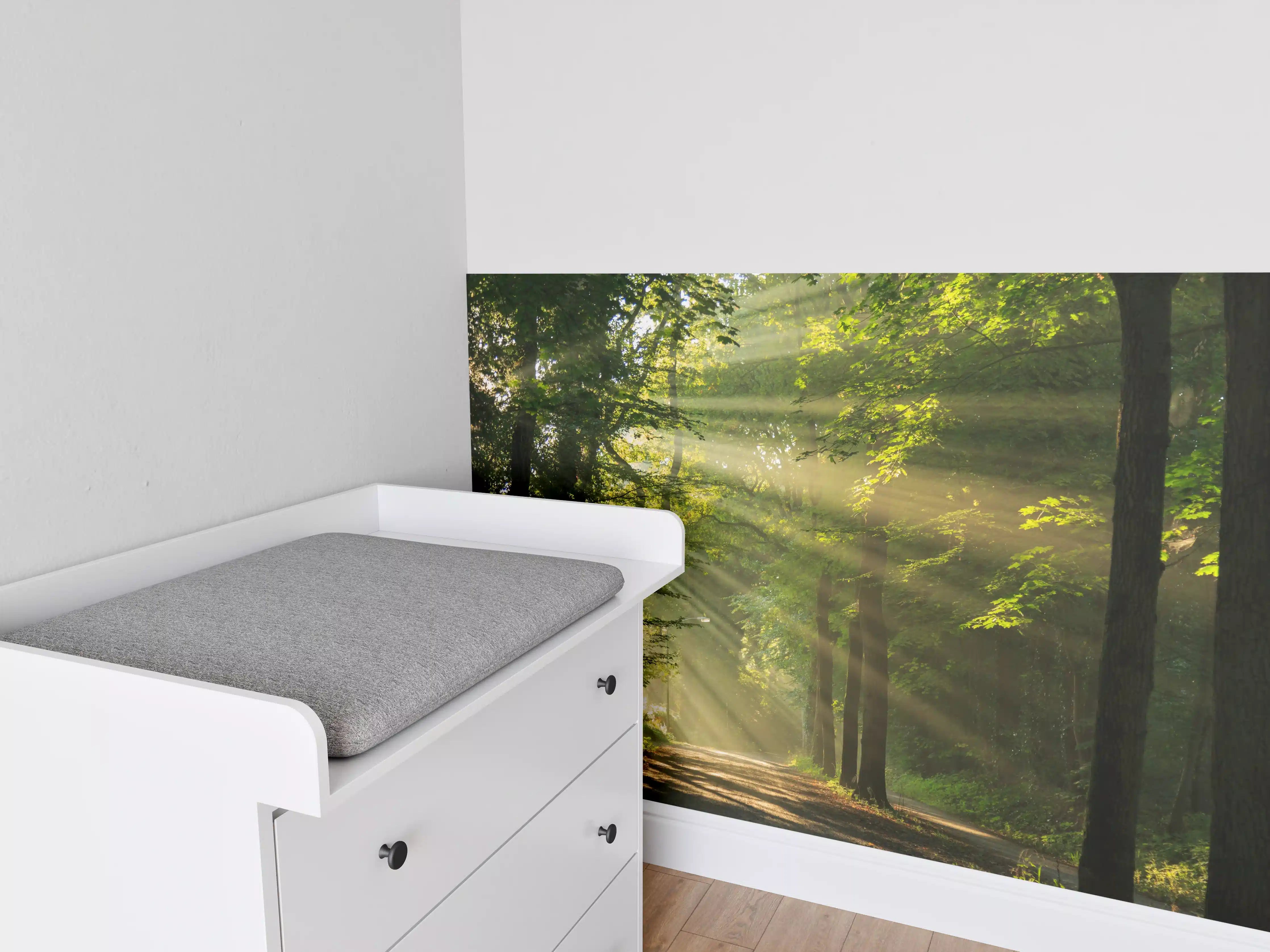 Babyzimmer Wandgestaltung - erleuchtende Sonnenstrahlen in den Wald