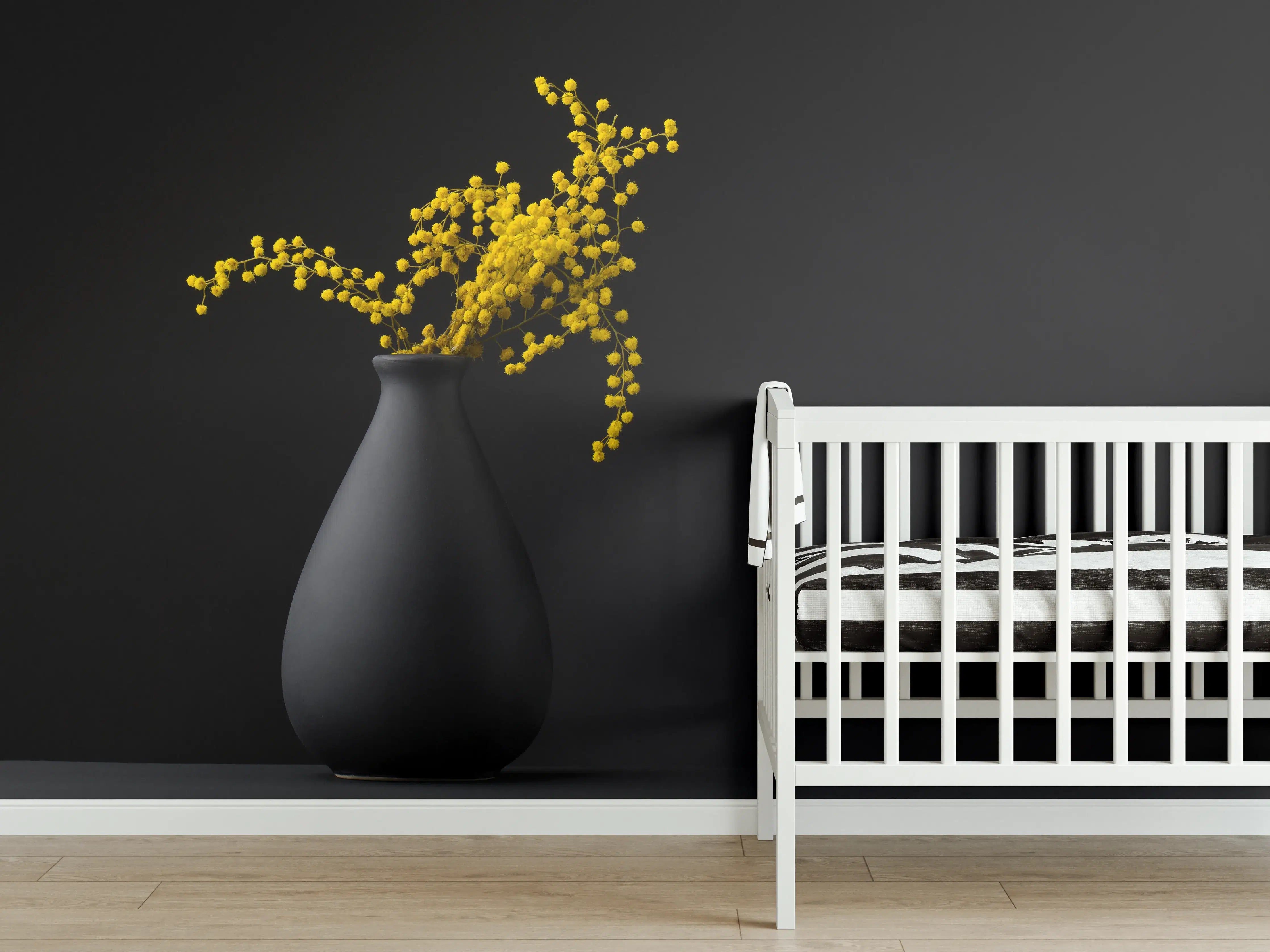 Babyzimmer Wandgestaltung - gelbe Blume auf der gräulichen Vase