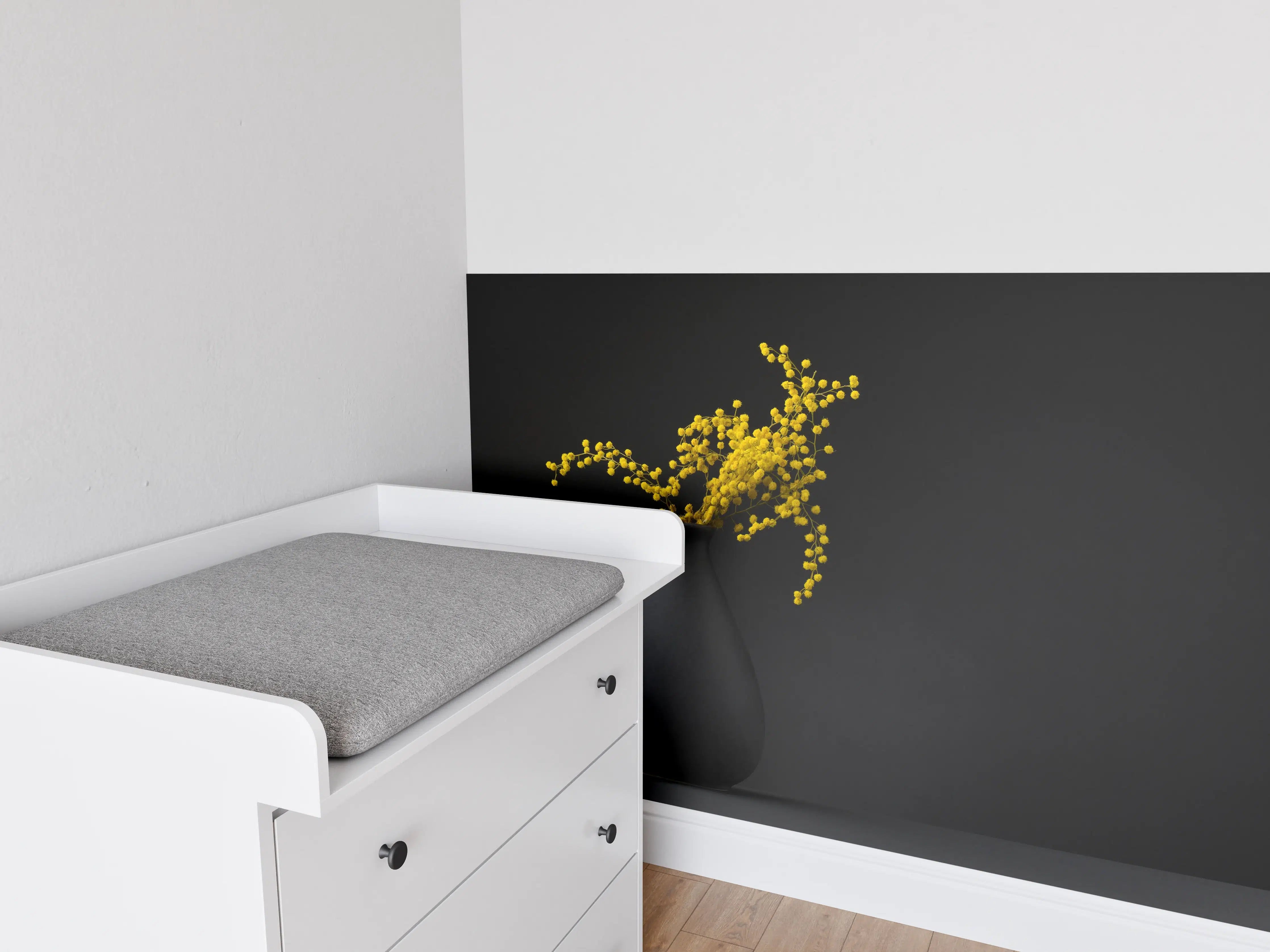 Babyzimmer Wandgestaltung - gelbe Blume auf der gräulichen Vase
