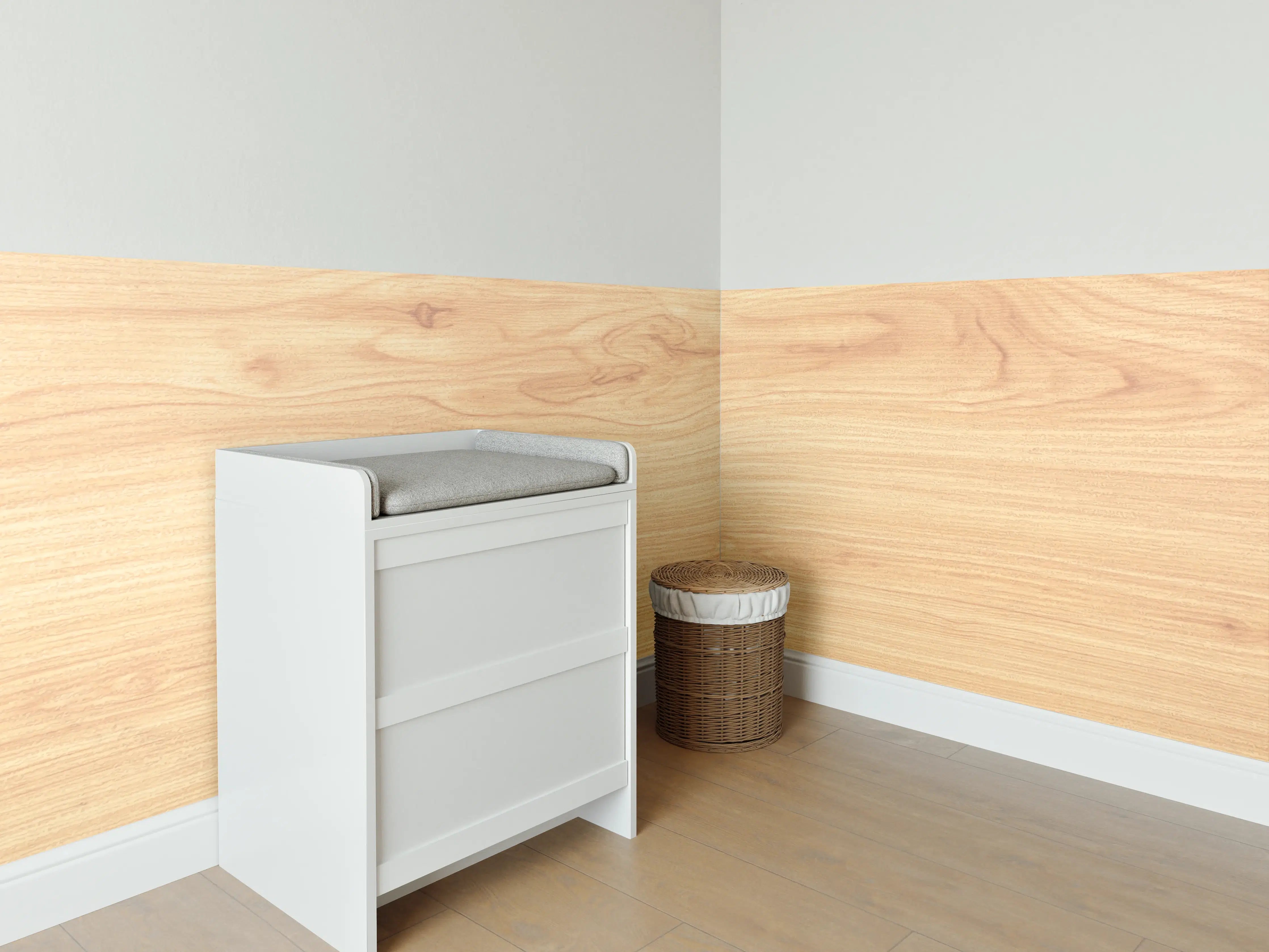 Babyzimmer Wandgestaltung - helle Holzmaserung