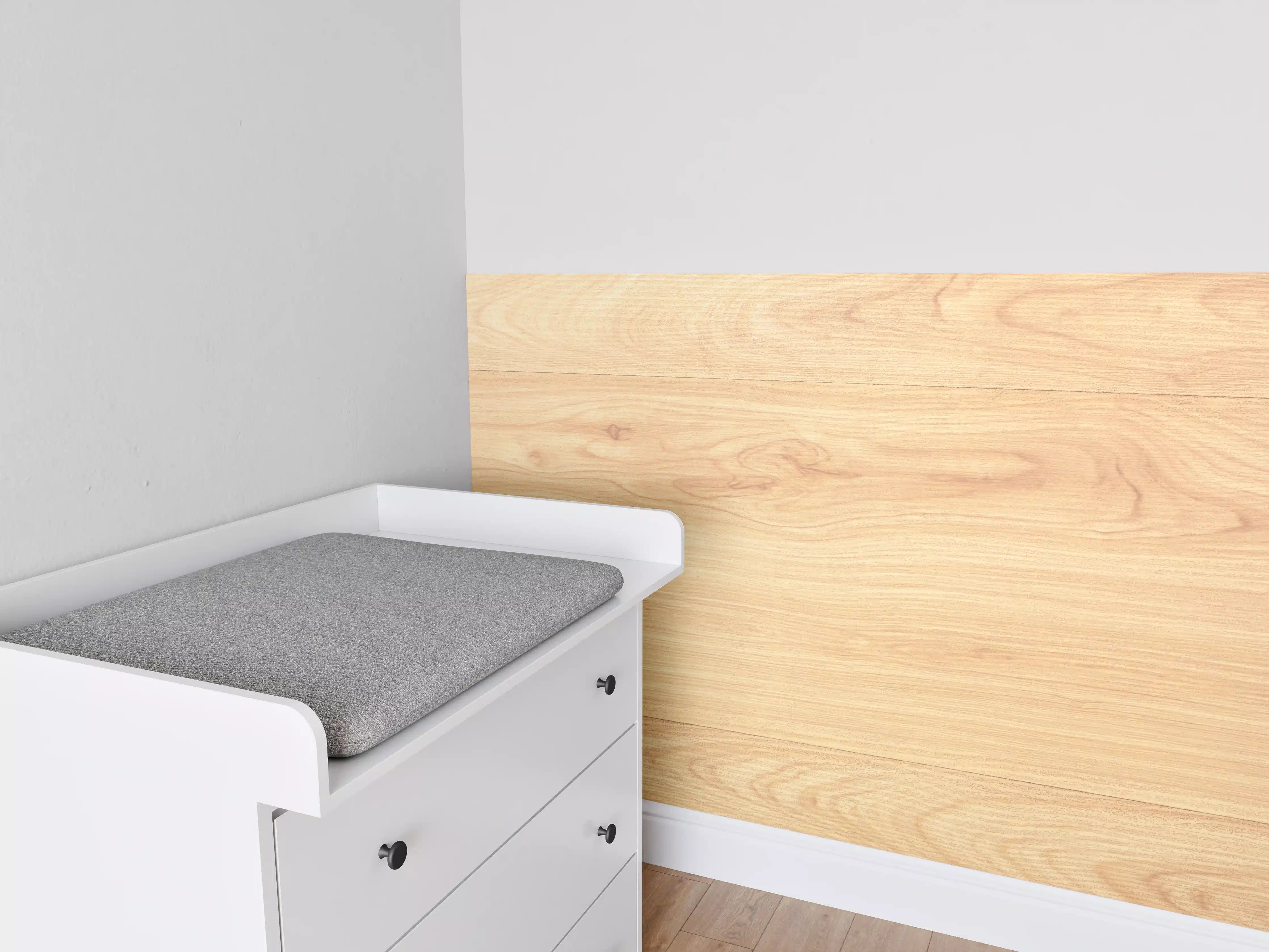 Babyzimmer Wandgestaltung - helle Holzmaserung