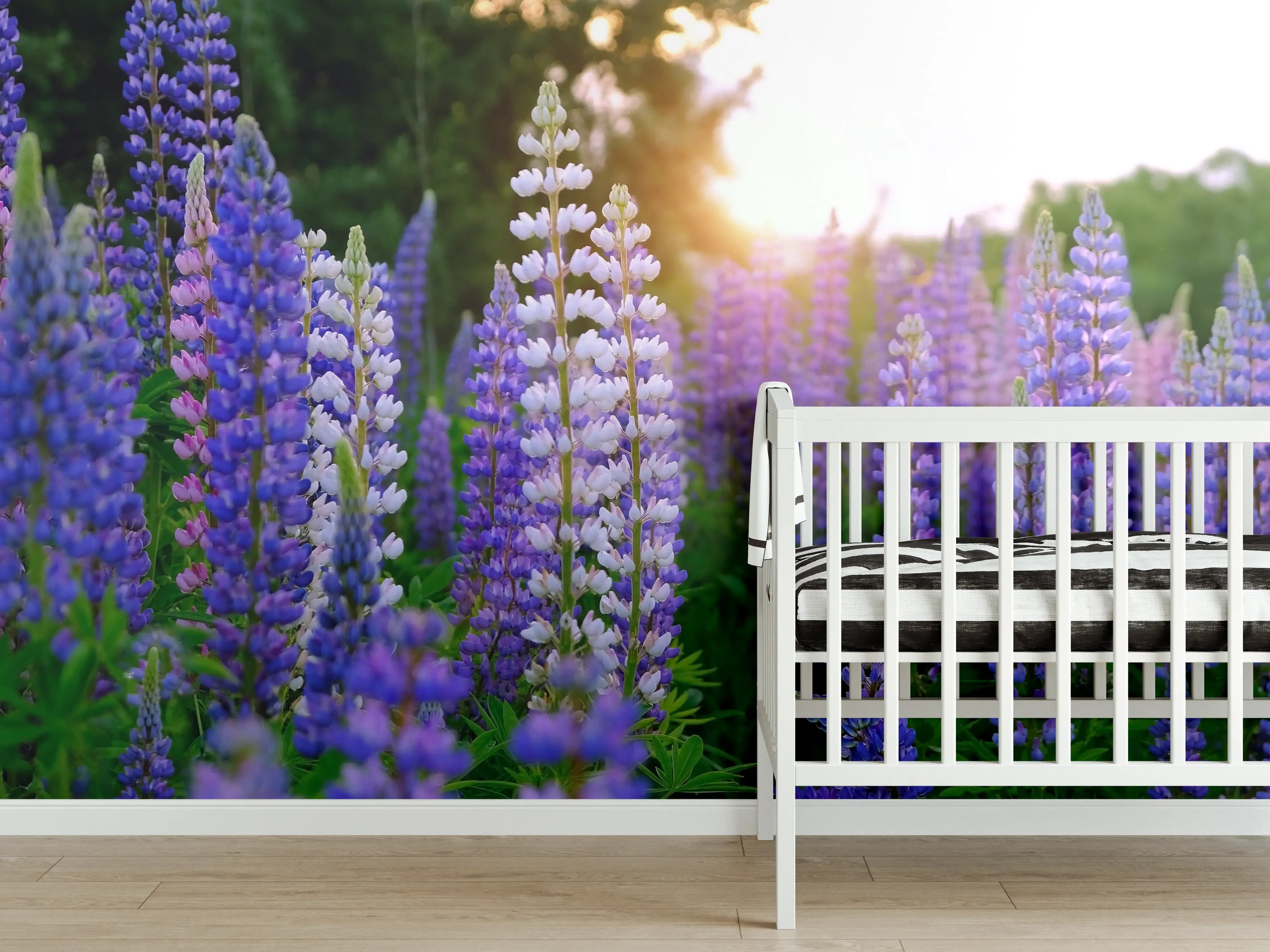 Babyzimmer Wandgestaltung - lila-rosa Lupine Blumen