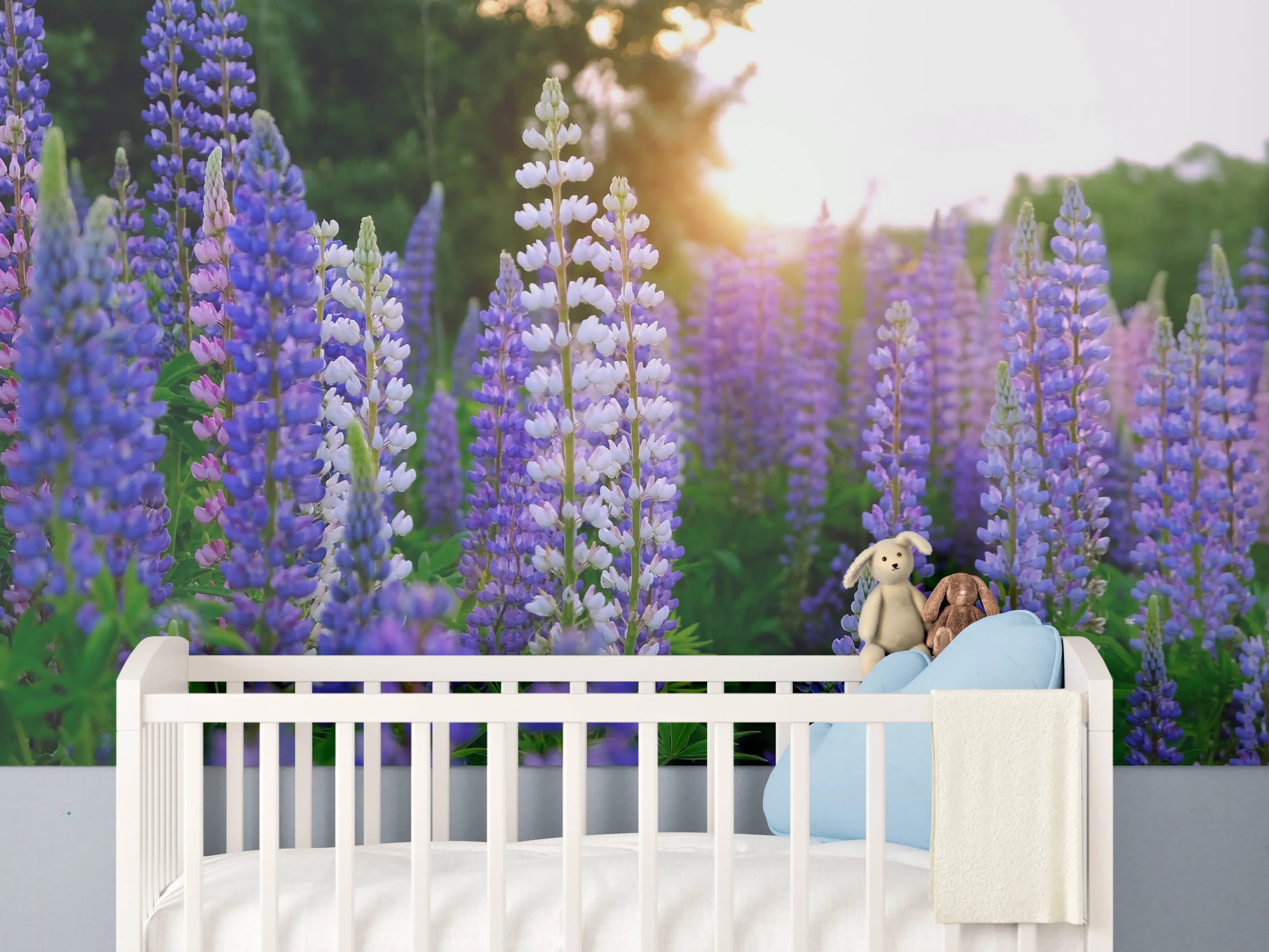 Babyzimmer Wandgestaltung - lila-rosa Lupine Blumen