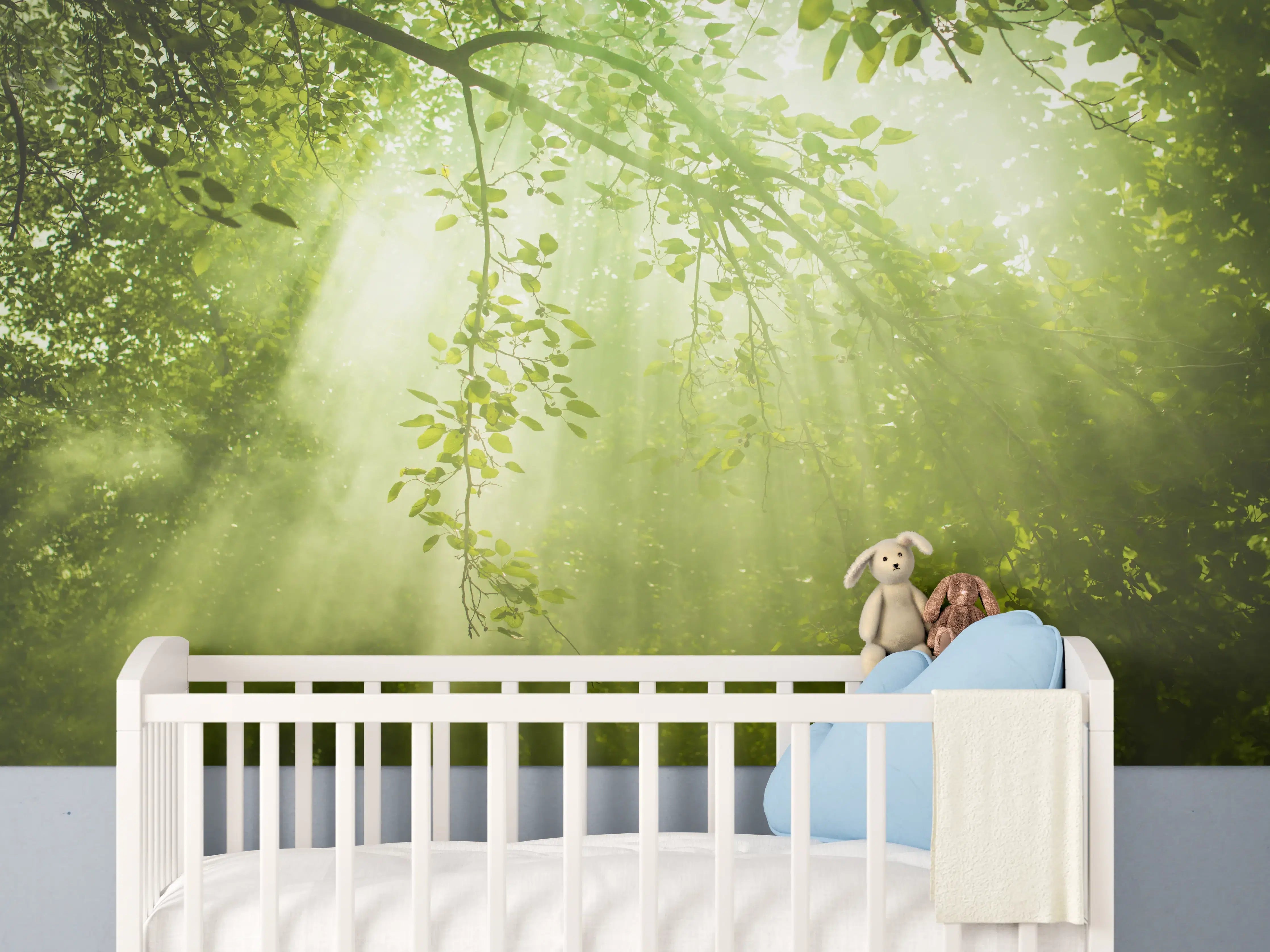 Babyzimmer Wandgestaltung - mystischer Grüner Wald mit Sonnenstrahl