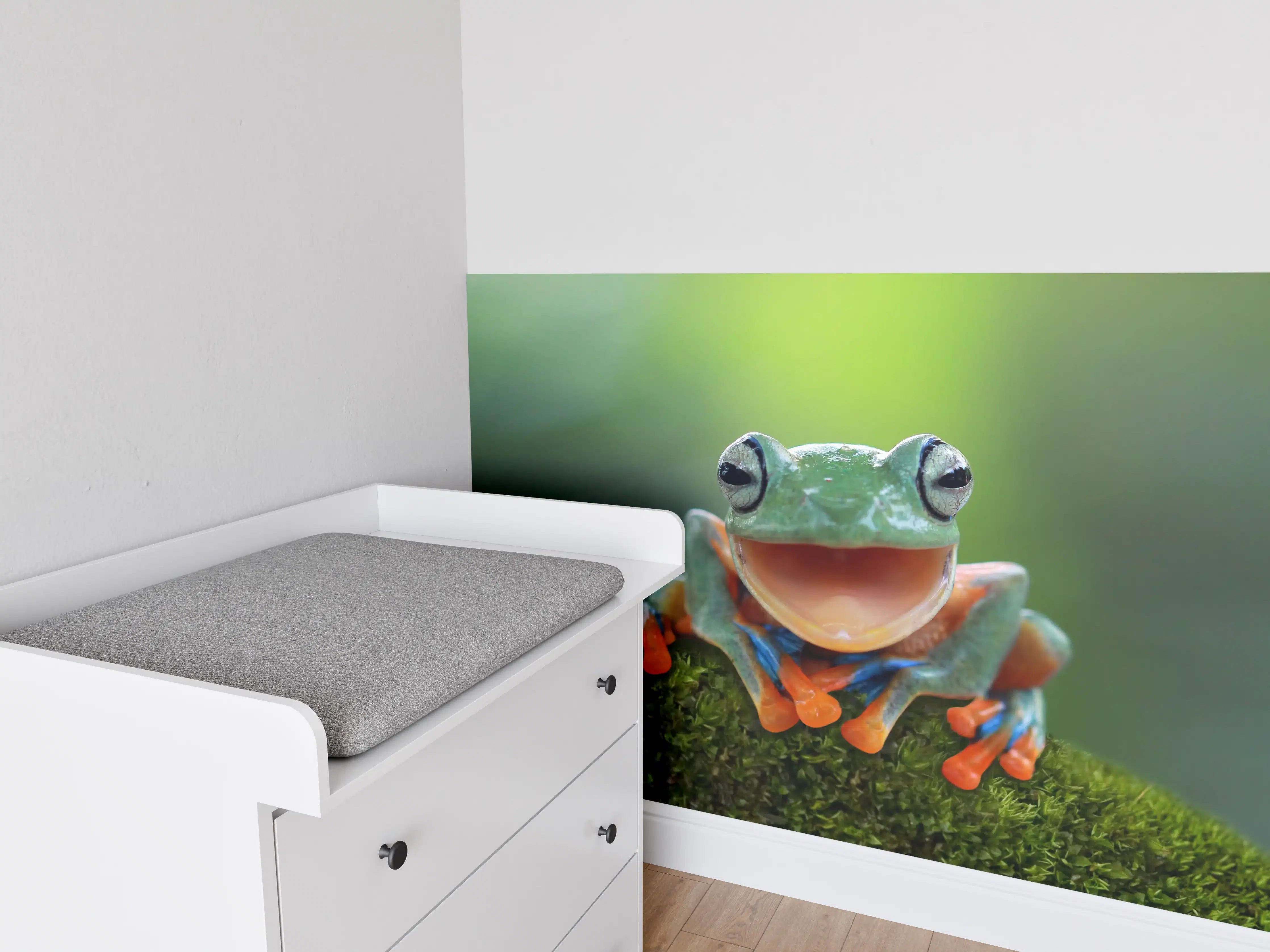 Babyzimmer Wandgestaltung - niedlicher Laubfrosch in Nahaufnahme