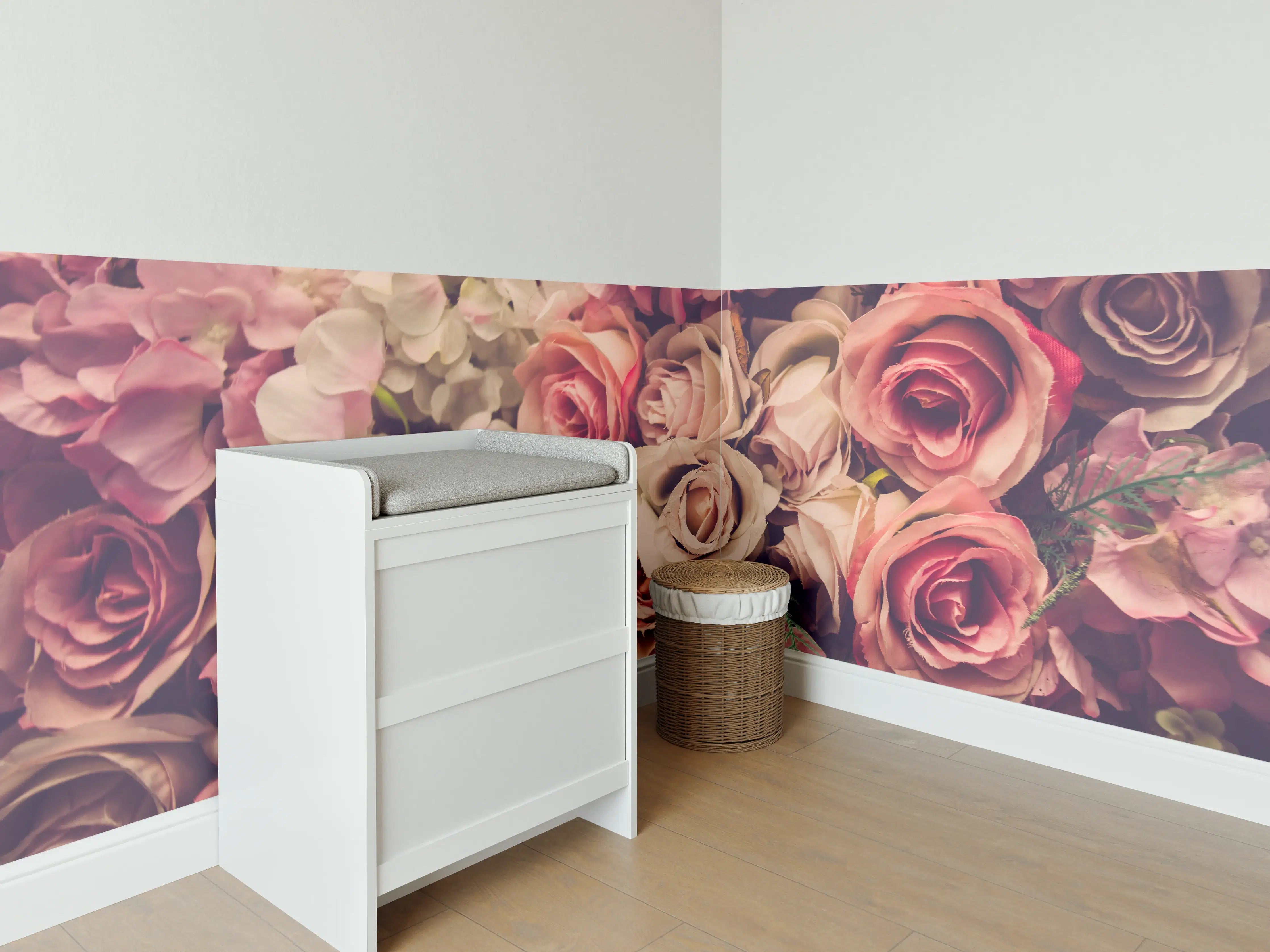 Babyzimmer Wandgestaltung - retro rosa Rosen