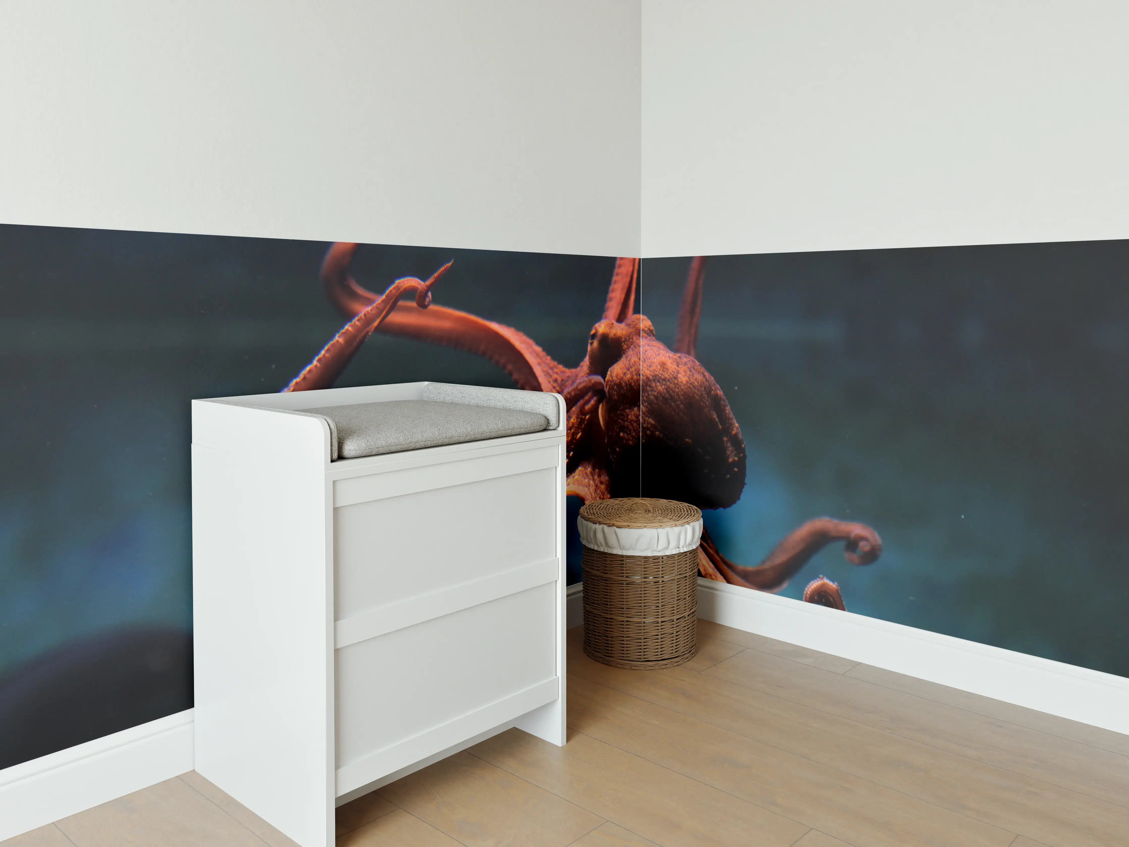 Babyzimmer Wandgestaltung - rötlicher Oktopus Unterwasser
