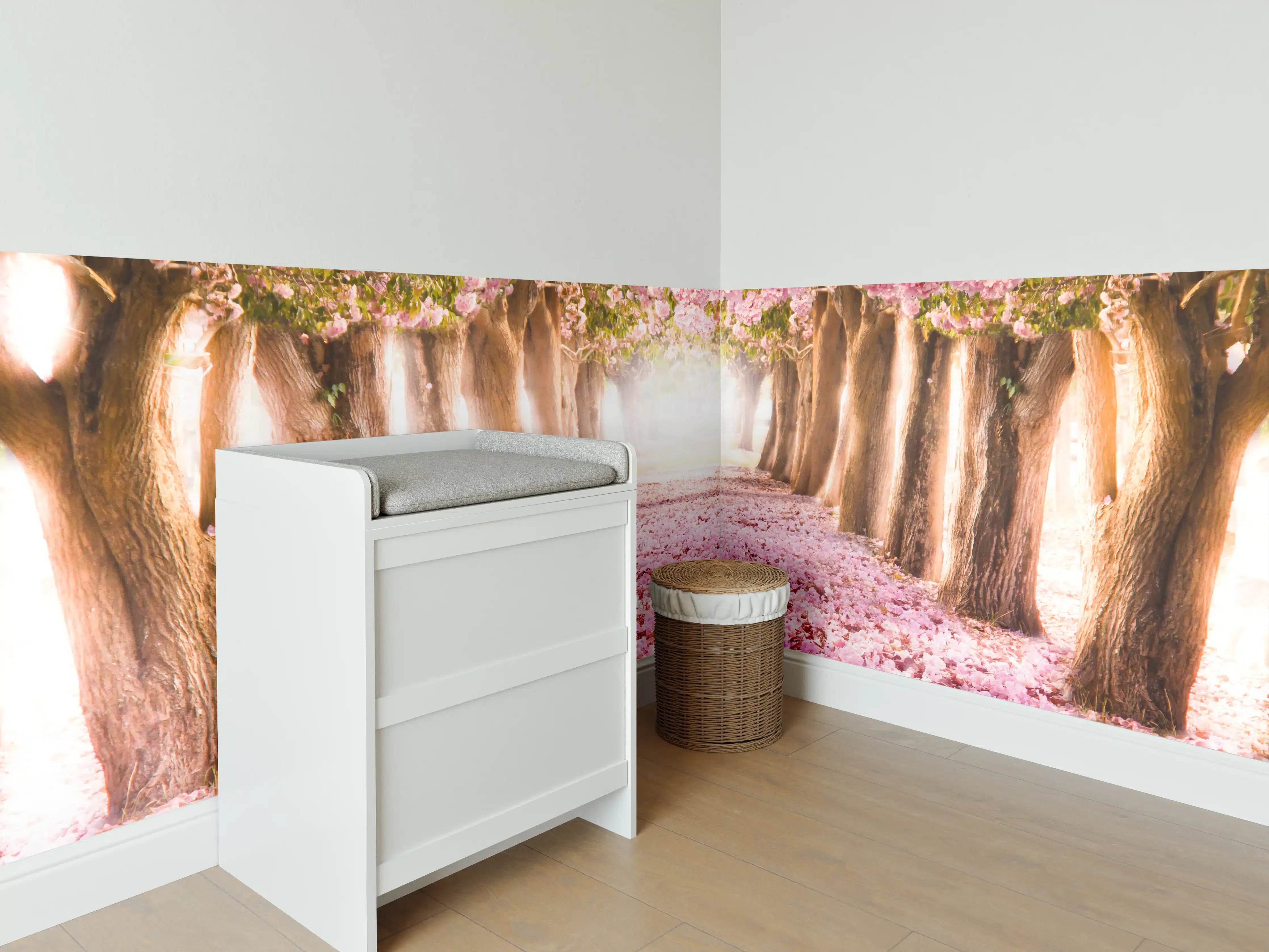 Babyzimmer Wandgestaltung - romantischer Weg aus Blüten im Wald