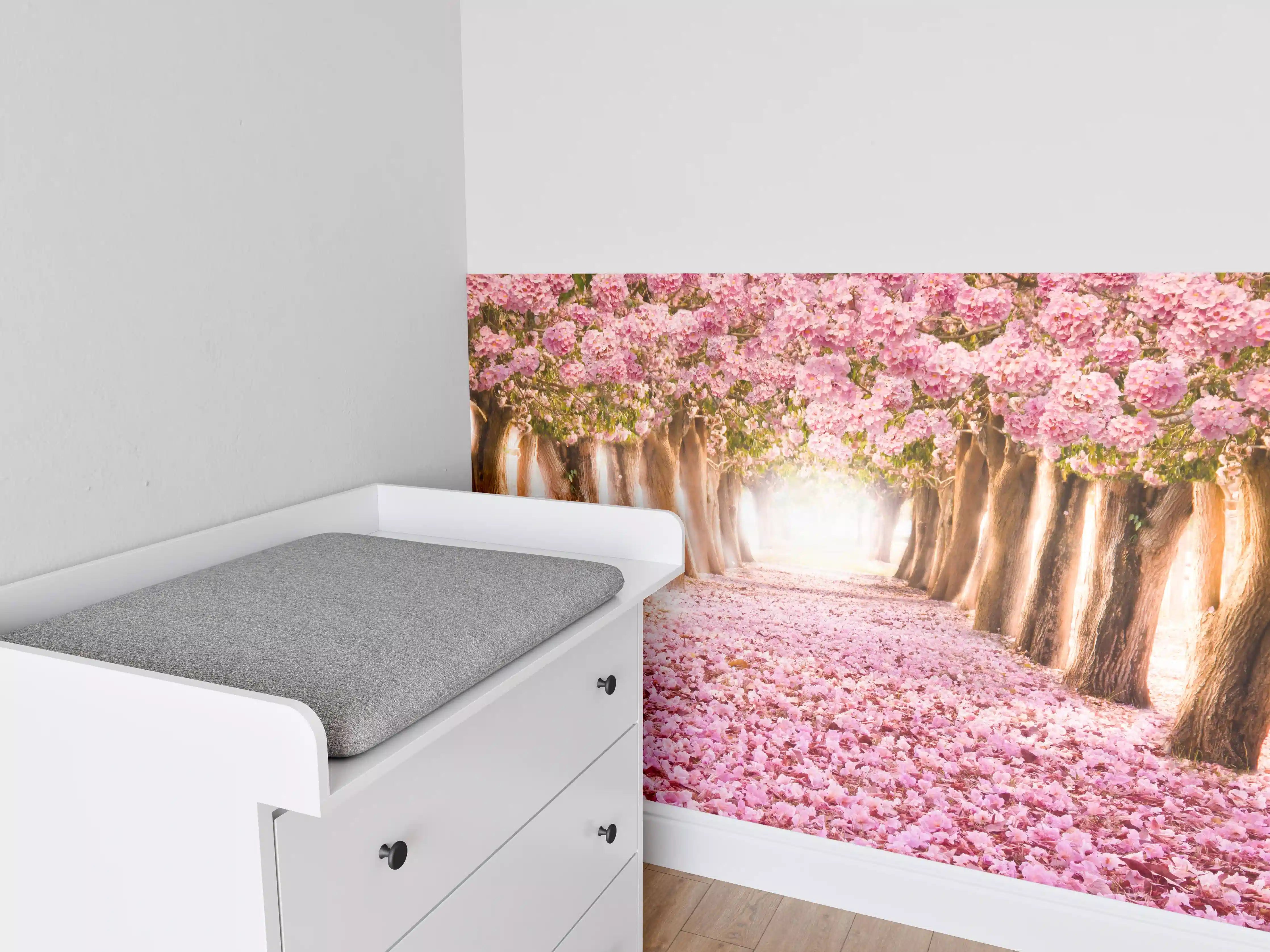 Babyzimmer Wandgestaltung - romantischer Weg aus Blüten im Wald