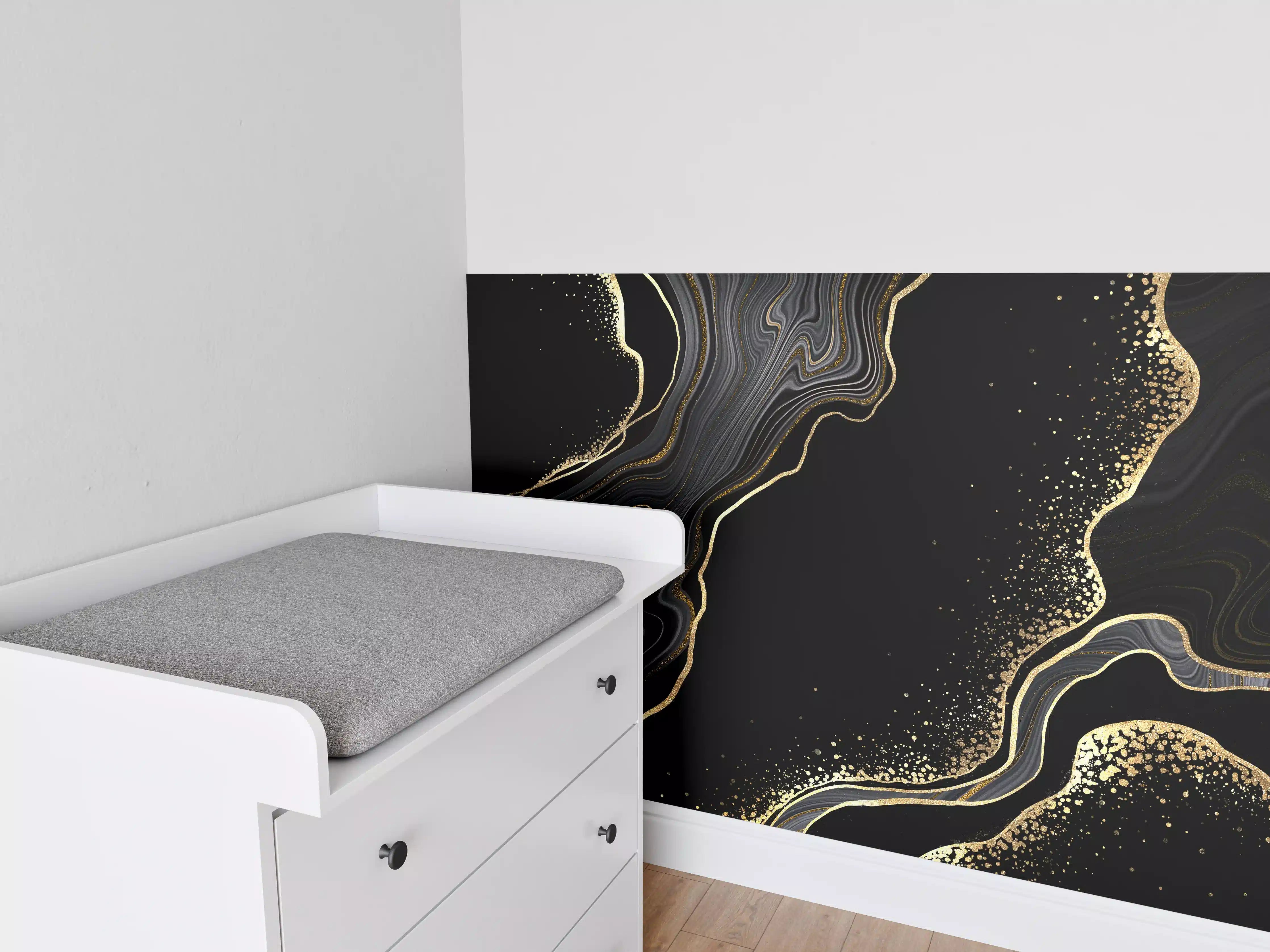 Babyzimmer Wandgestaltung - schwarzer Achat Hintergrund mit goldenen Adern