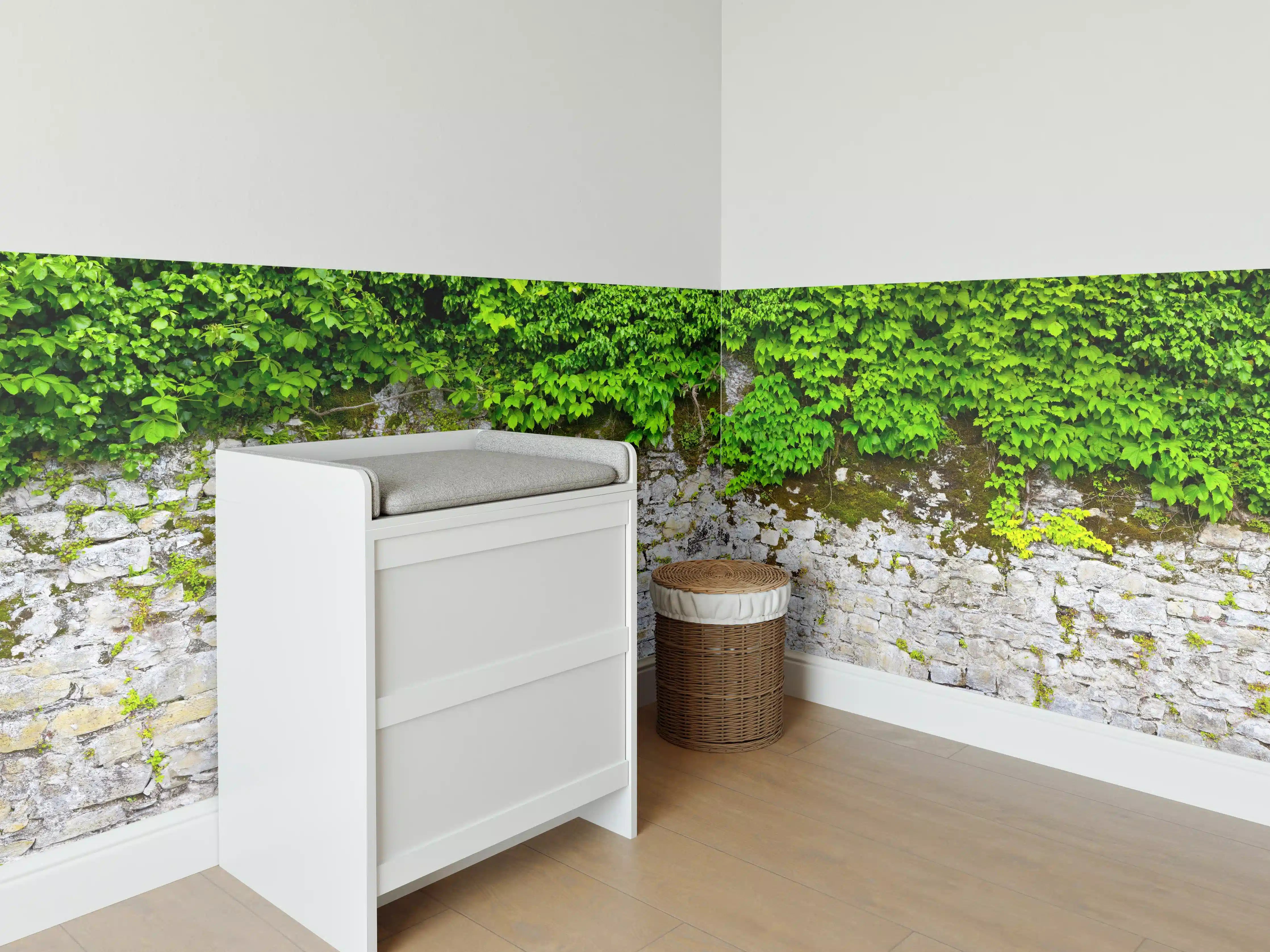 Babyzimmer Wandgestaltung - überwucherte Burgmauer