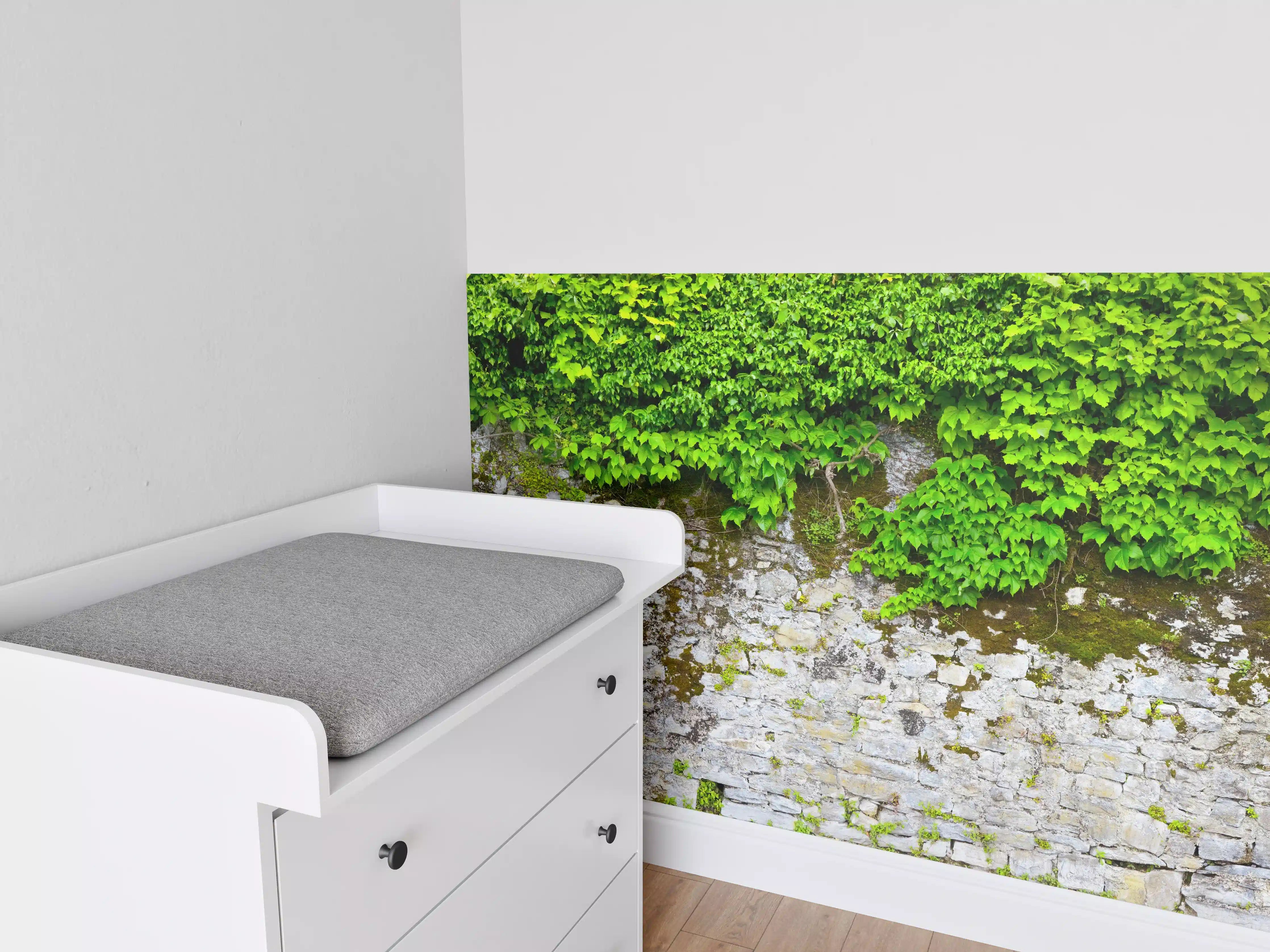 Babyzimmer Wandgestaltung - überwucherte Burgmauer