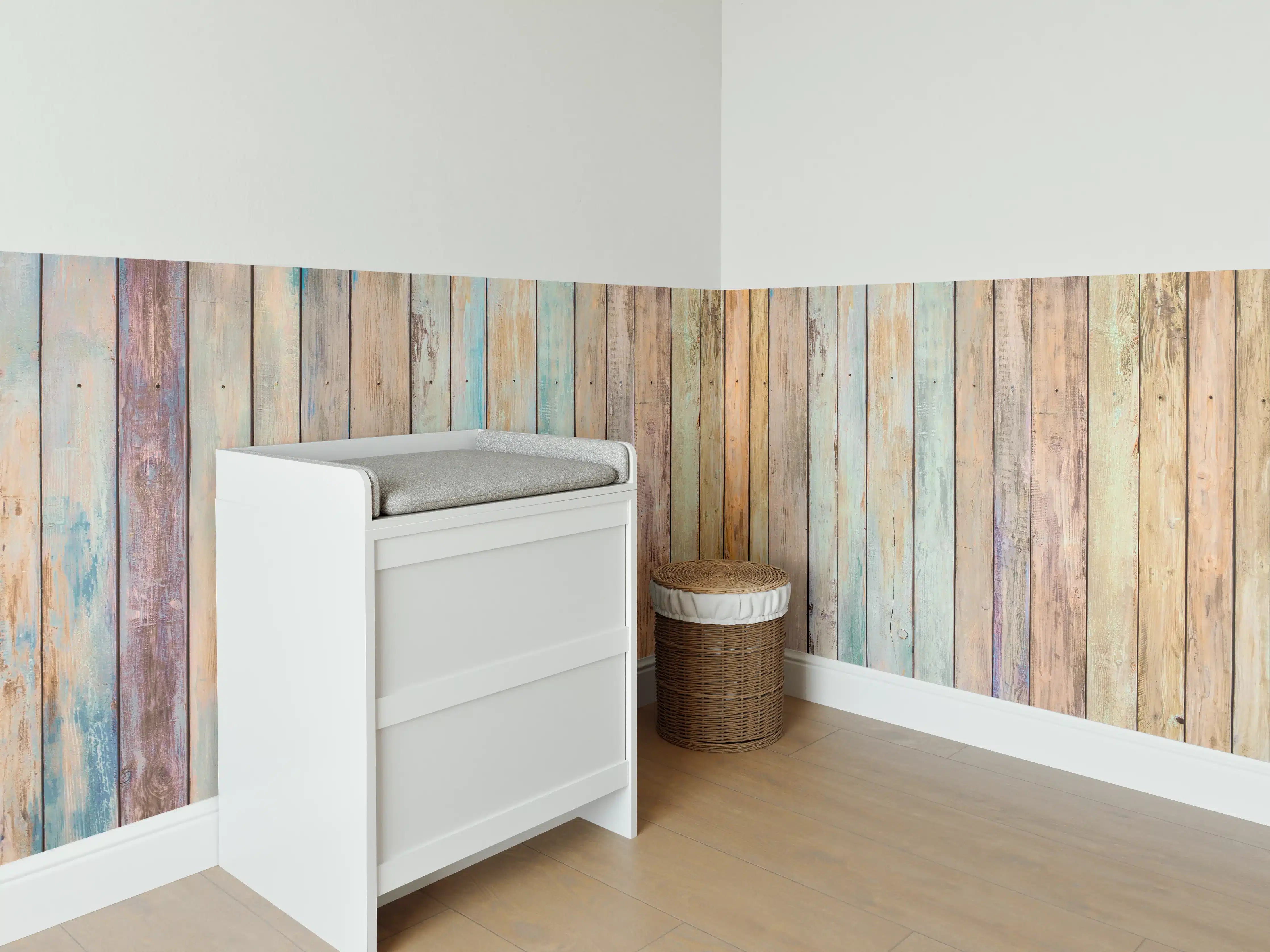 Babyzimmer Wandgestaltung - vielfarbiger Hintergrund - alte Holzplanken