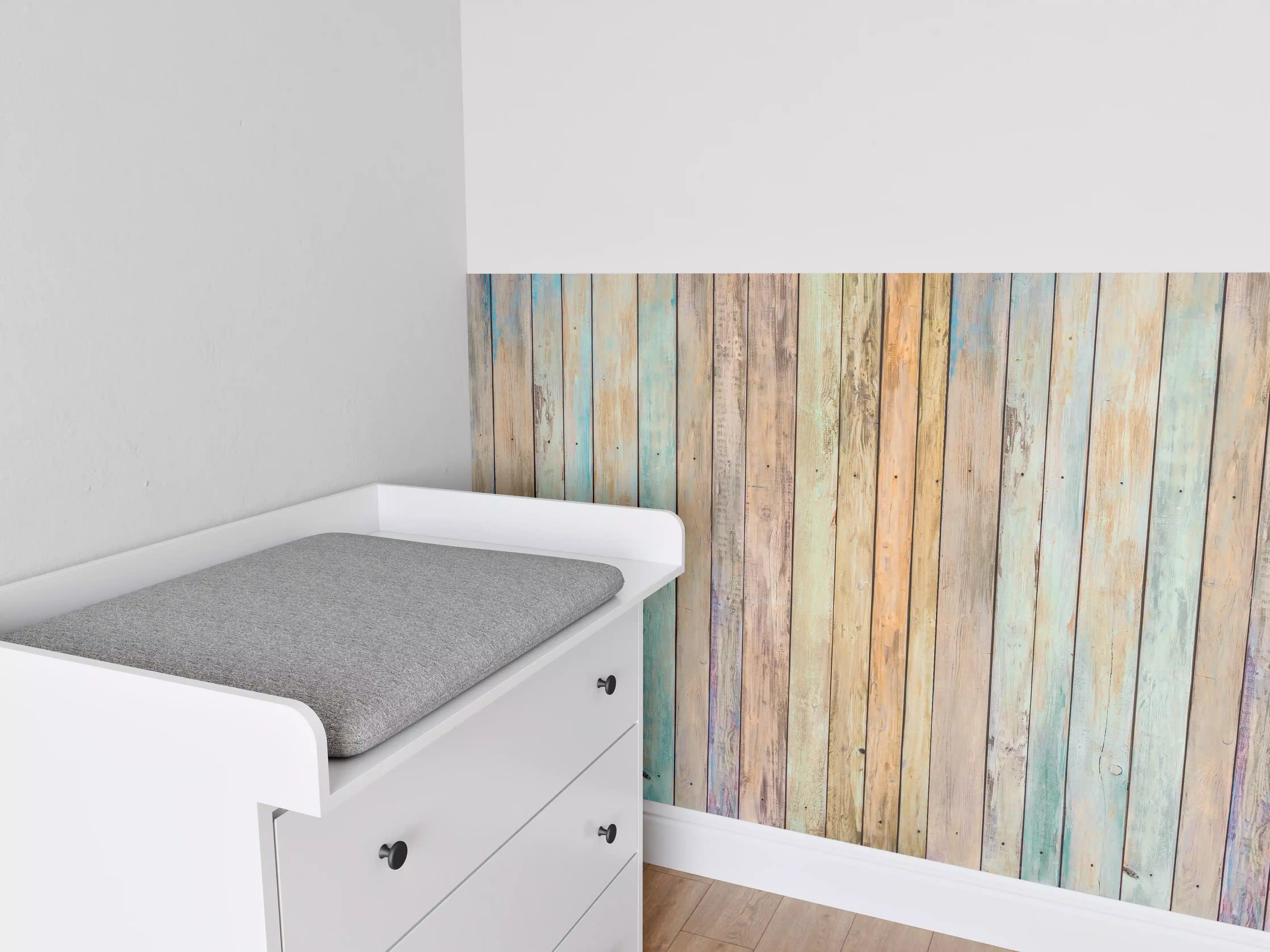 Babyzimmer Wandgestaltung - vielfarbiger Hintergrund - alte Holzplanken
