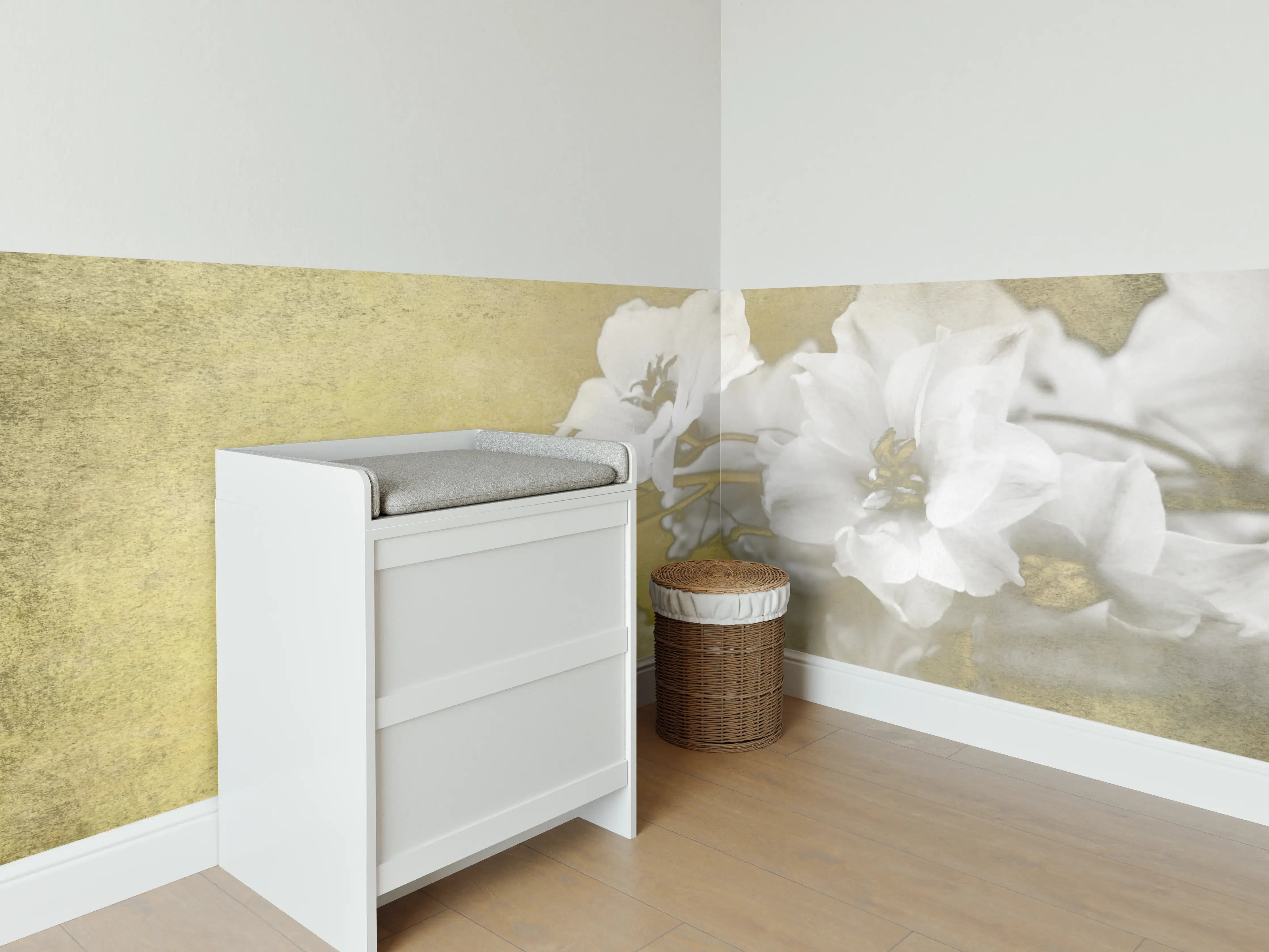 Babyzimmer Wandgestaltung - weiße Blumen auf goldenem Hintergrund