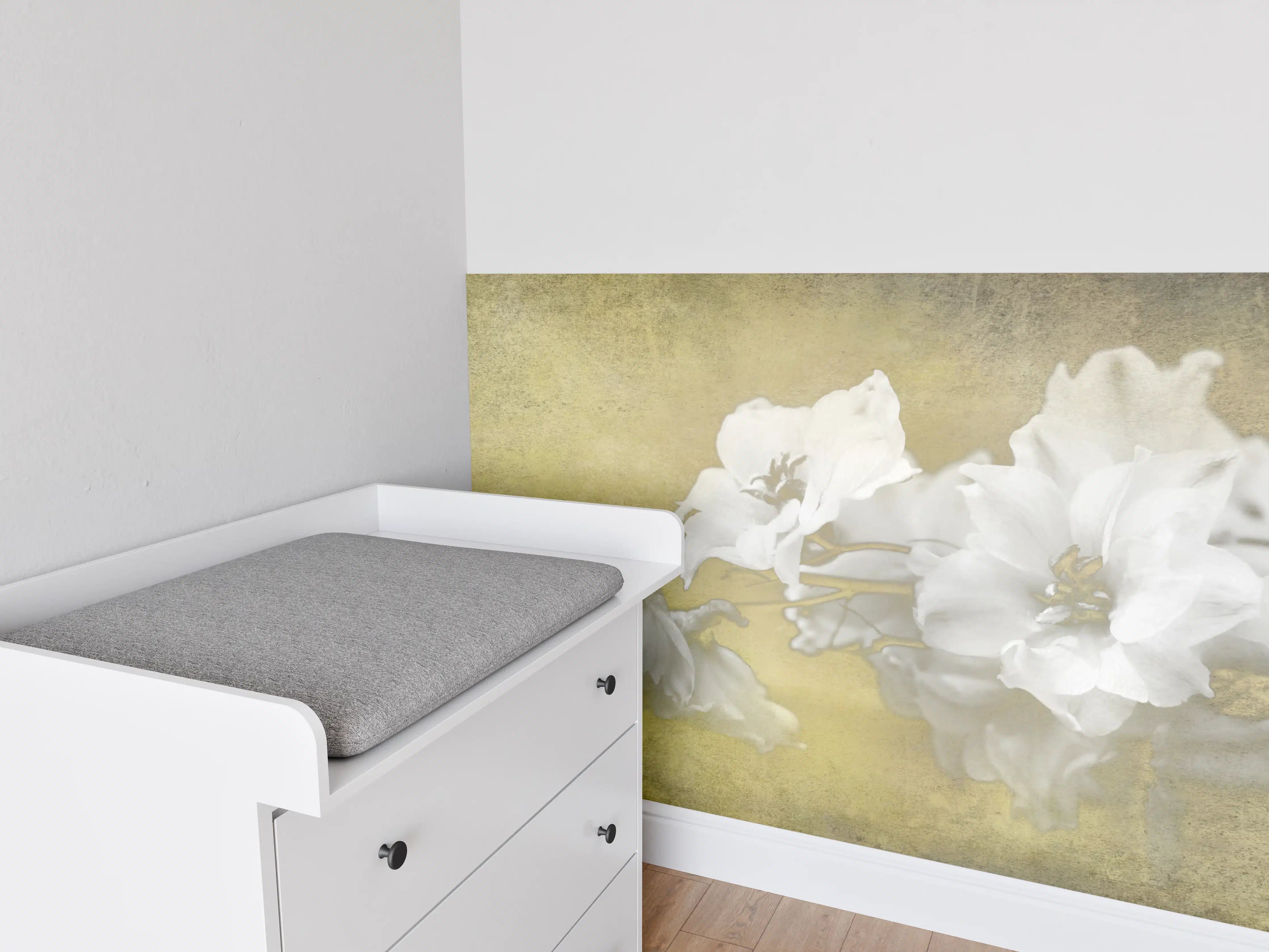 Babyzimmer Wandgestaltung - weiße Blumen auf goldenem Hintergrund