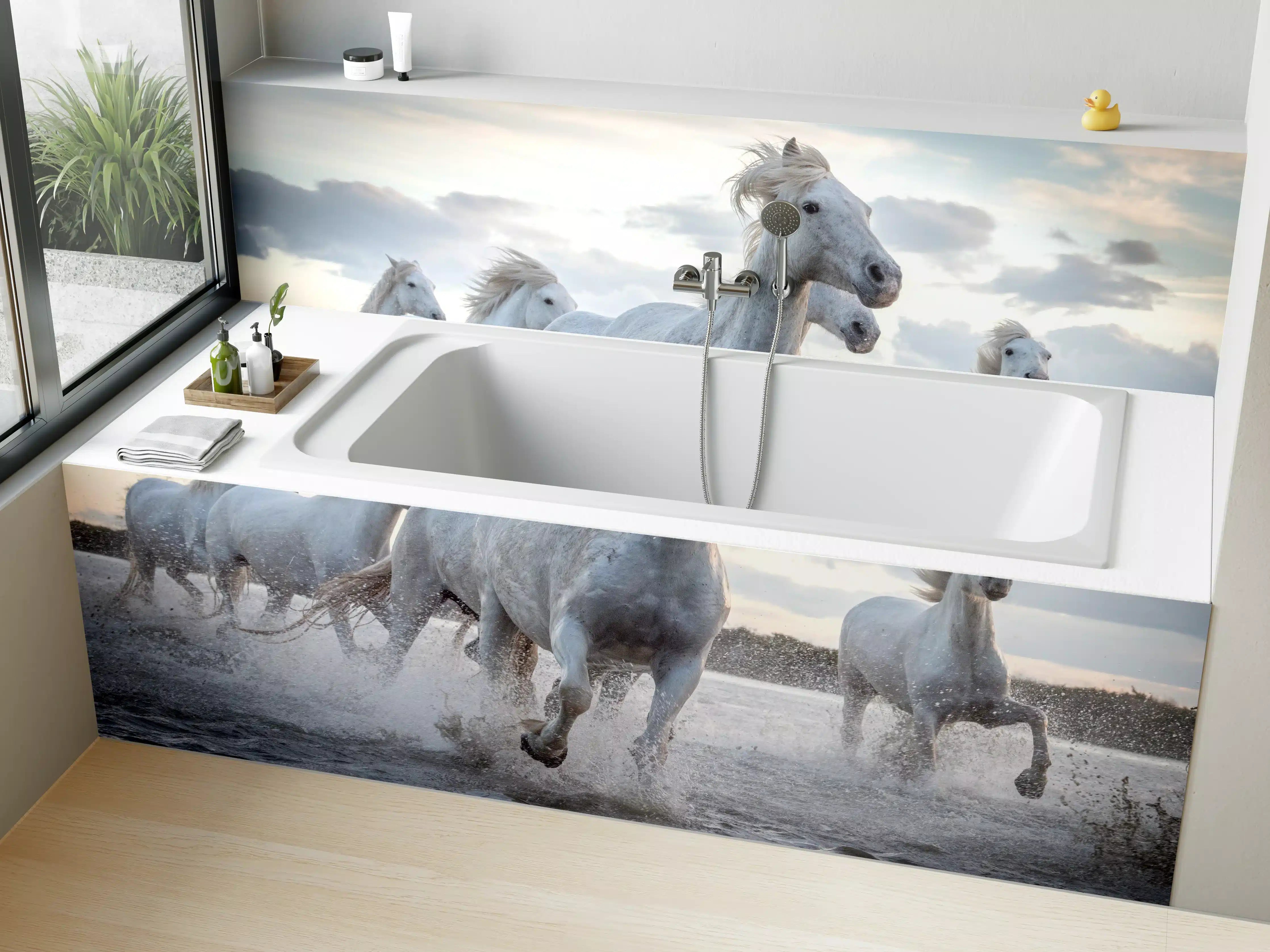 Badewannen-Rückwand - lebhafte Pferdeherde in Camargue