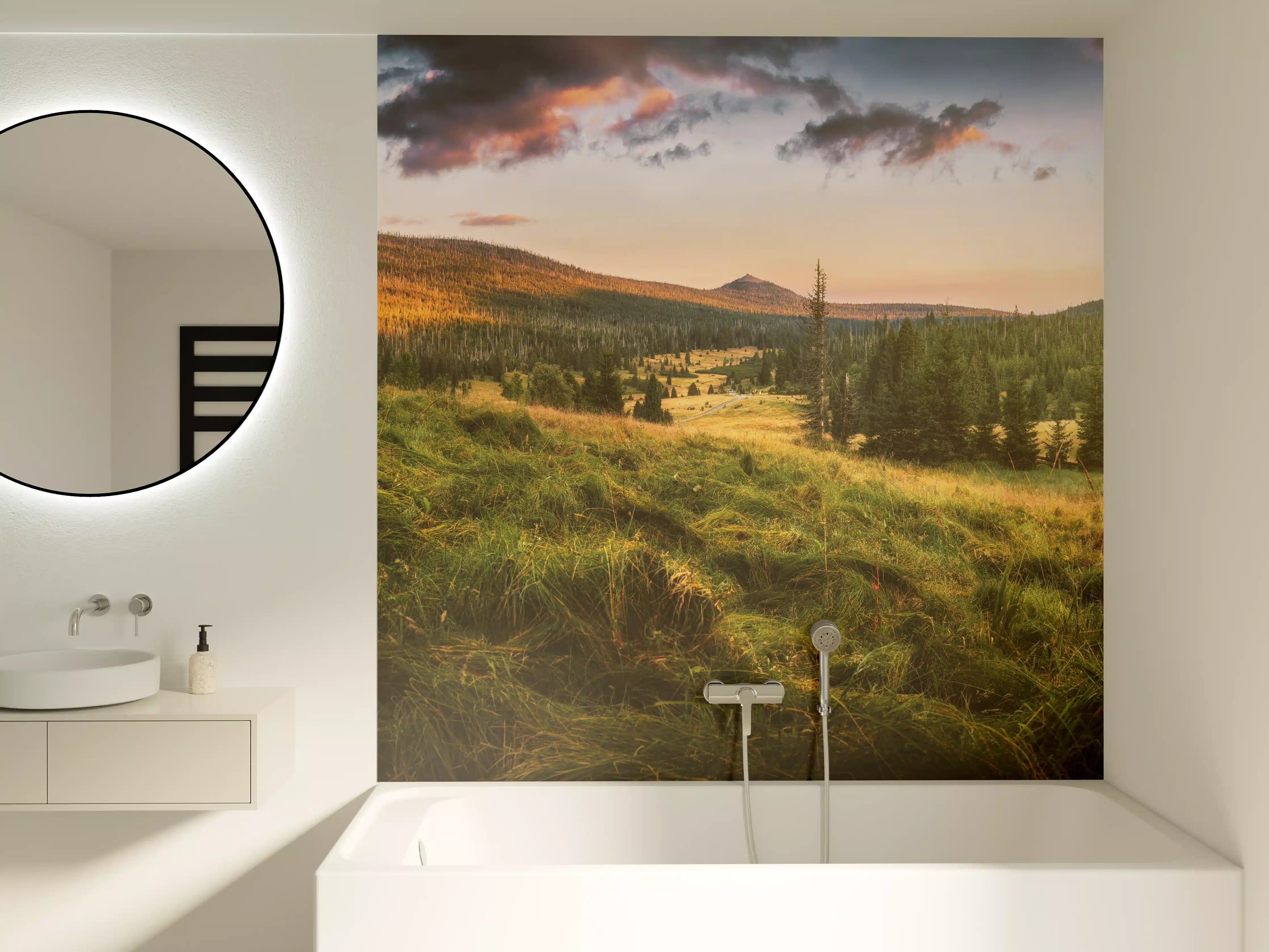 Badewannen-Rückwand - Abendlicher Berg Luzný - Tschechien