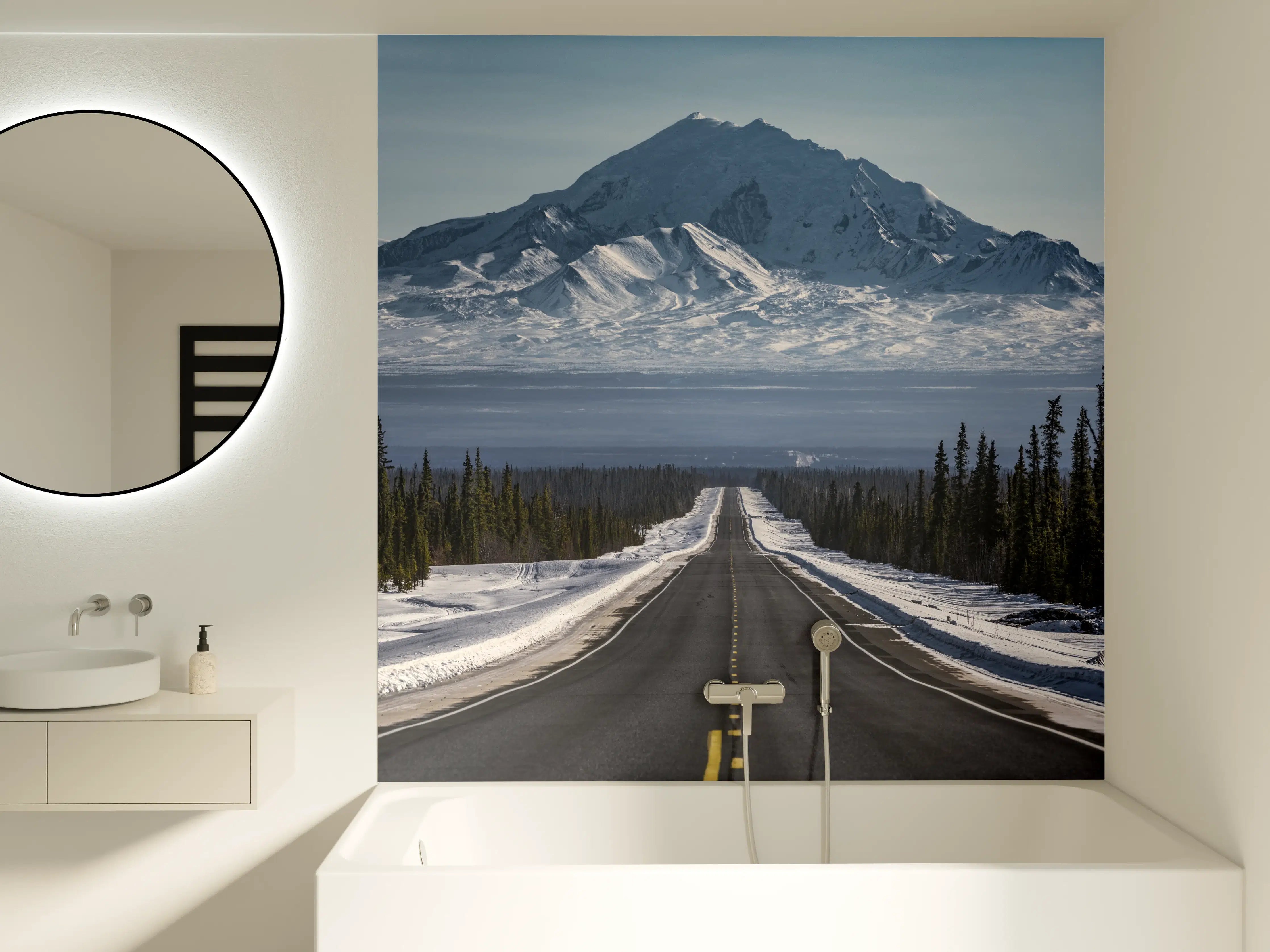 Badewannen-Rückwand - Alaskas Bergstraße im Winter