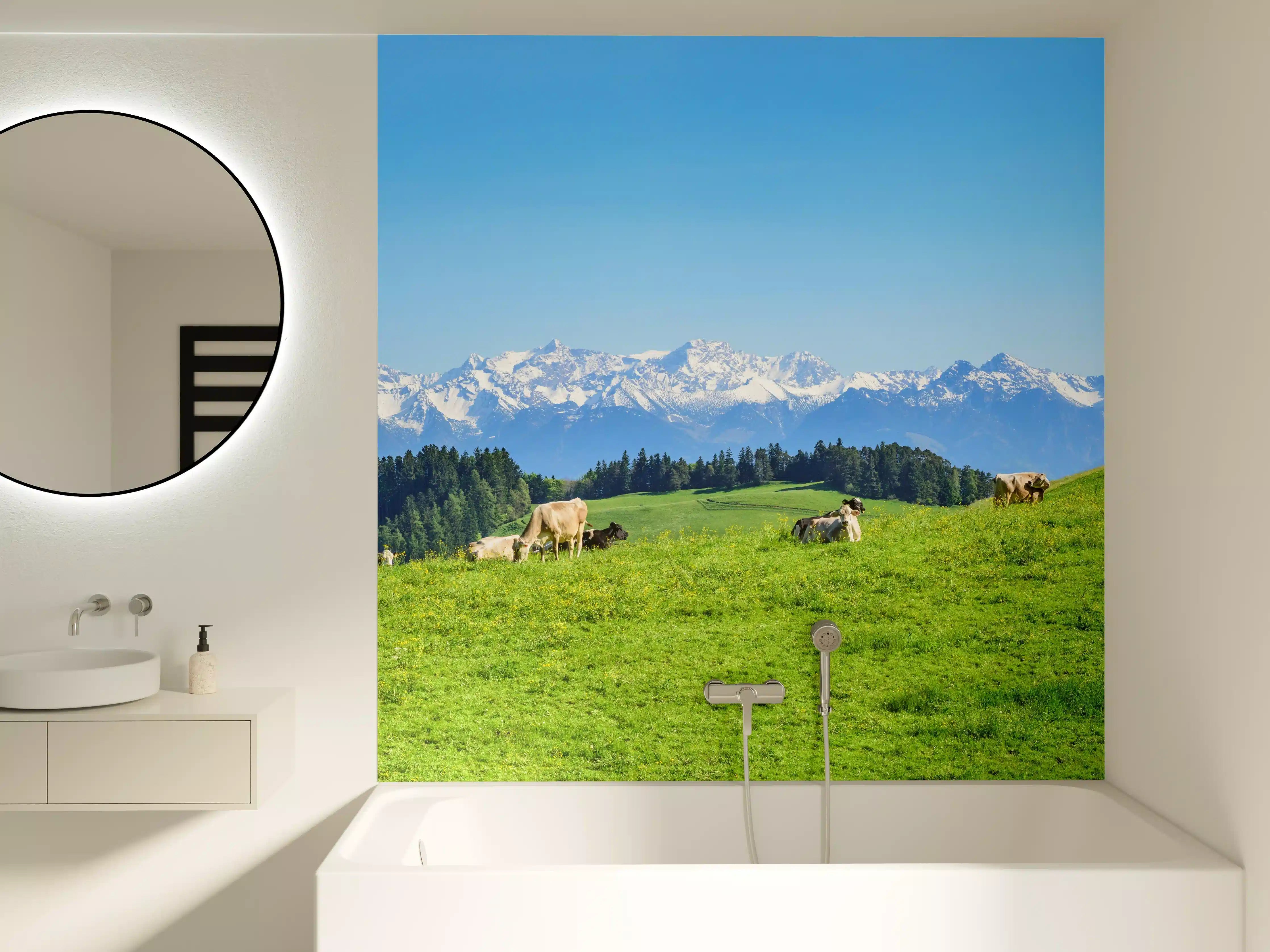 Badewannen-Rückwand - Almwiese mit Kühen und Alpenblick