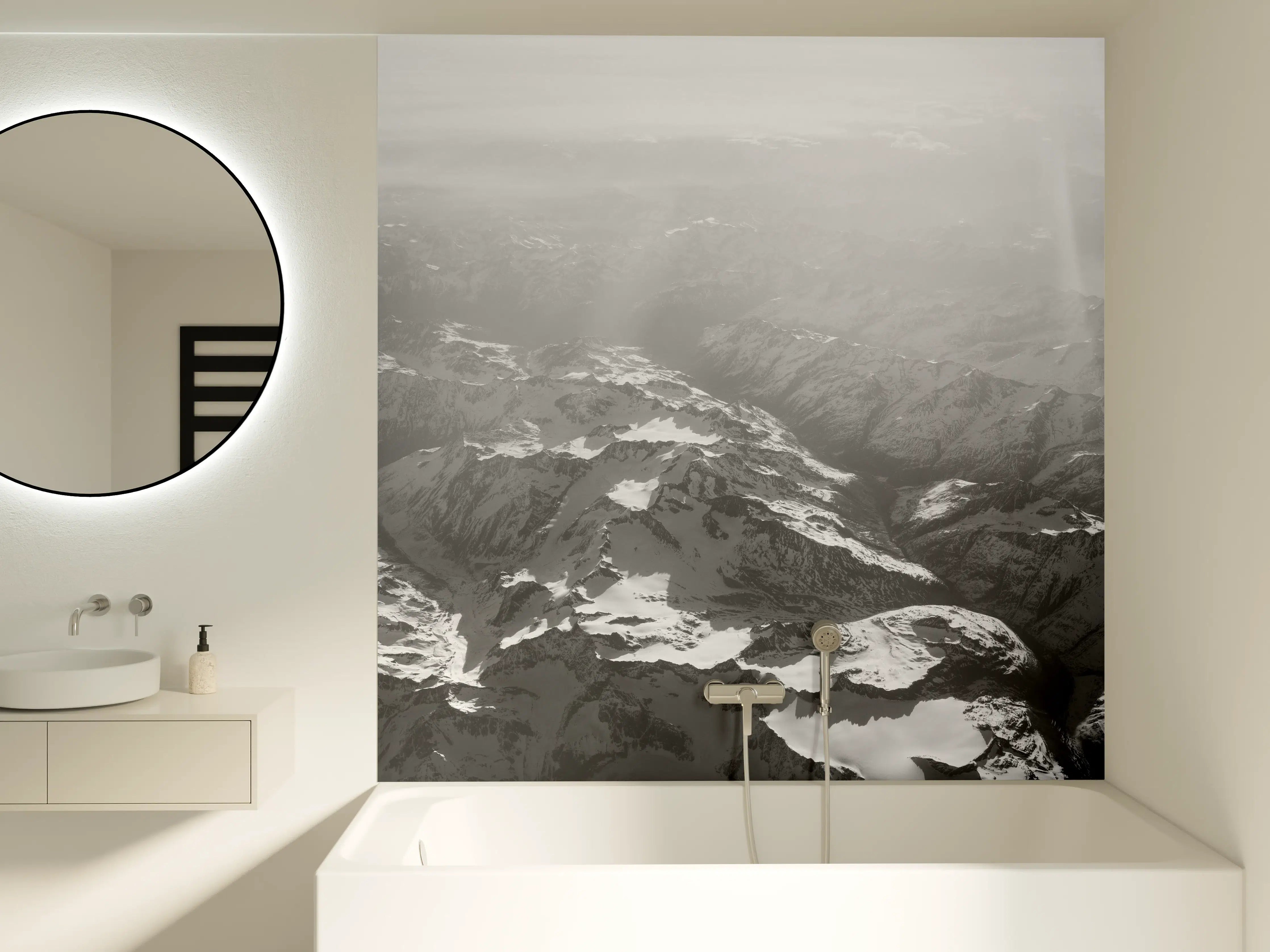 Badewannen-Rückwand - Alpenidylle in Schwarz-Weiß