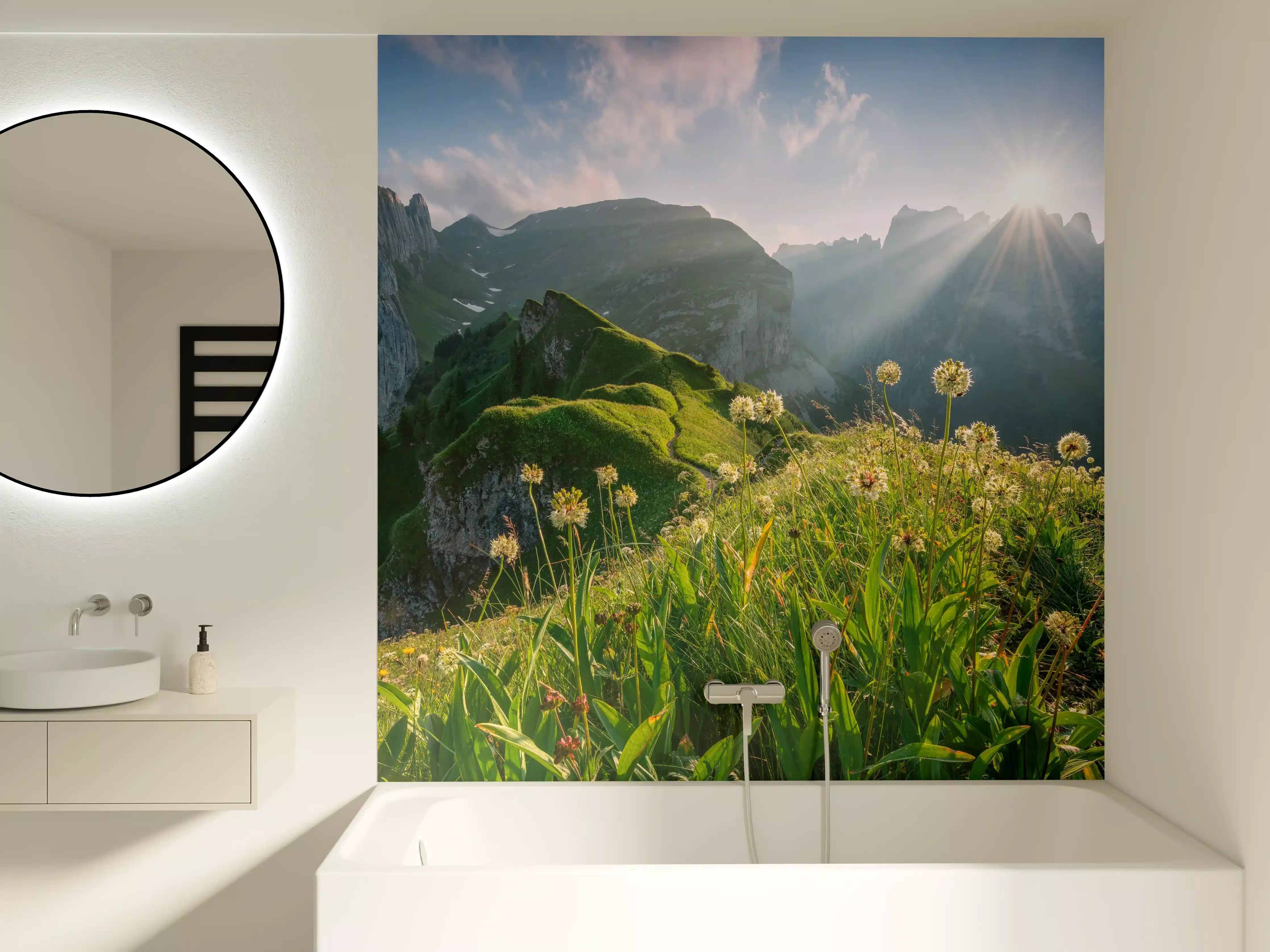 Badewannen-Rückwand - Alpenwiesen im Sommerlicht