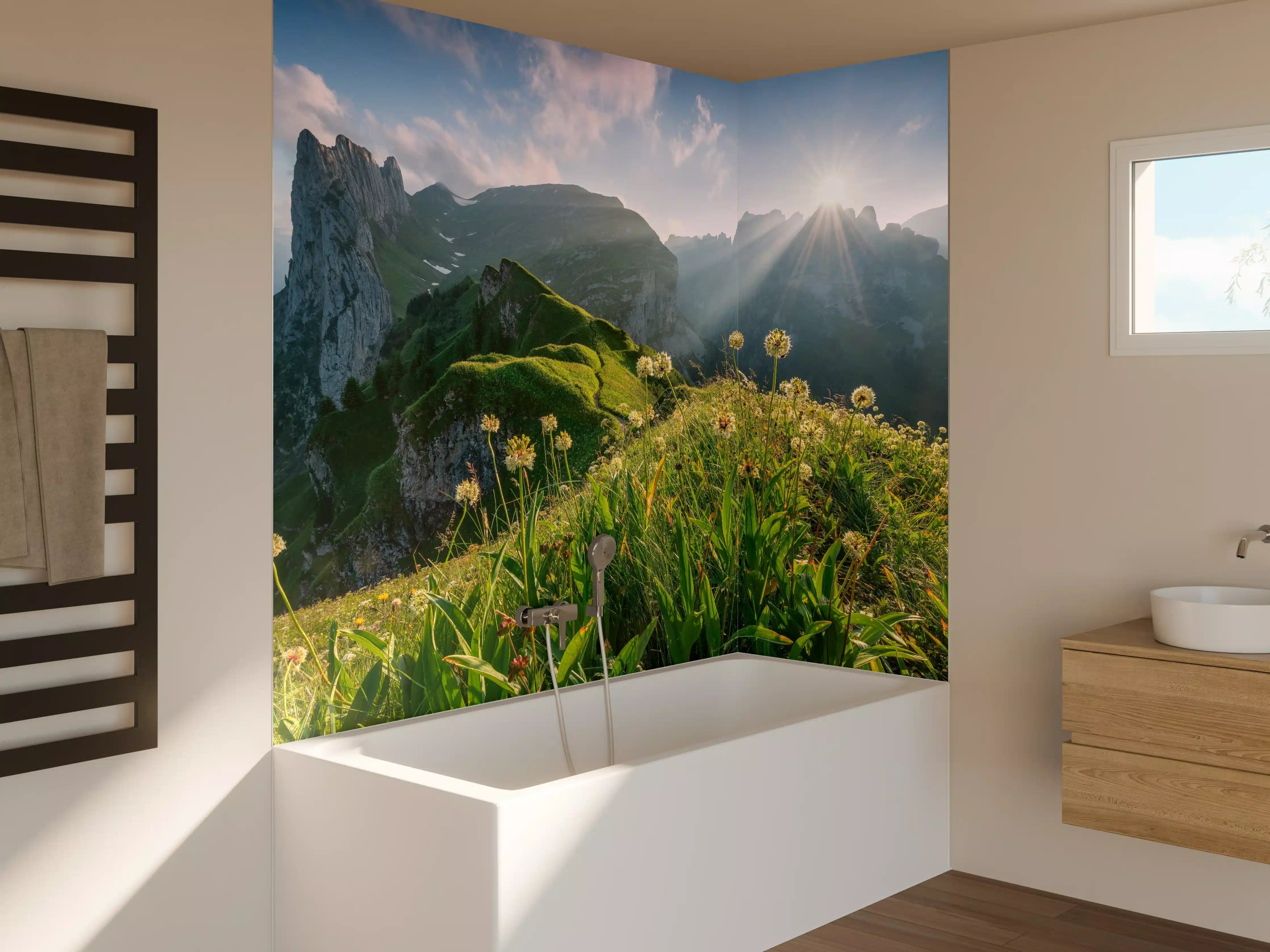 Badewannen-Rückwand - Alpenwiesen im Sommerlicht