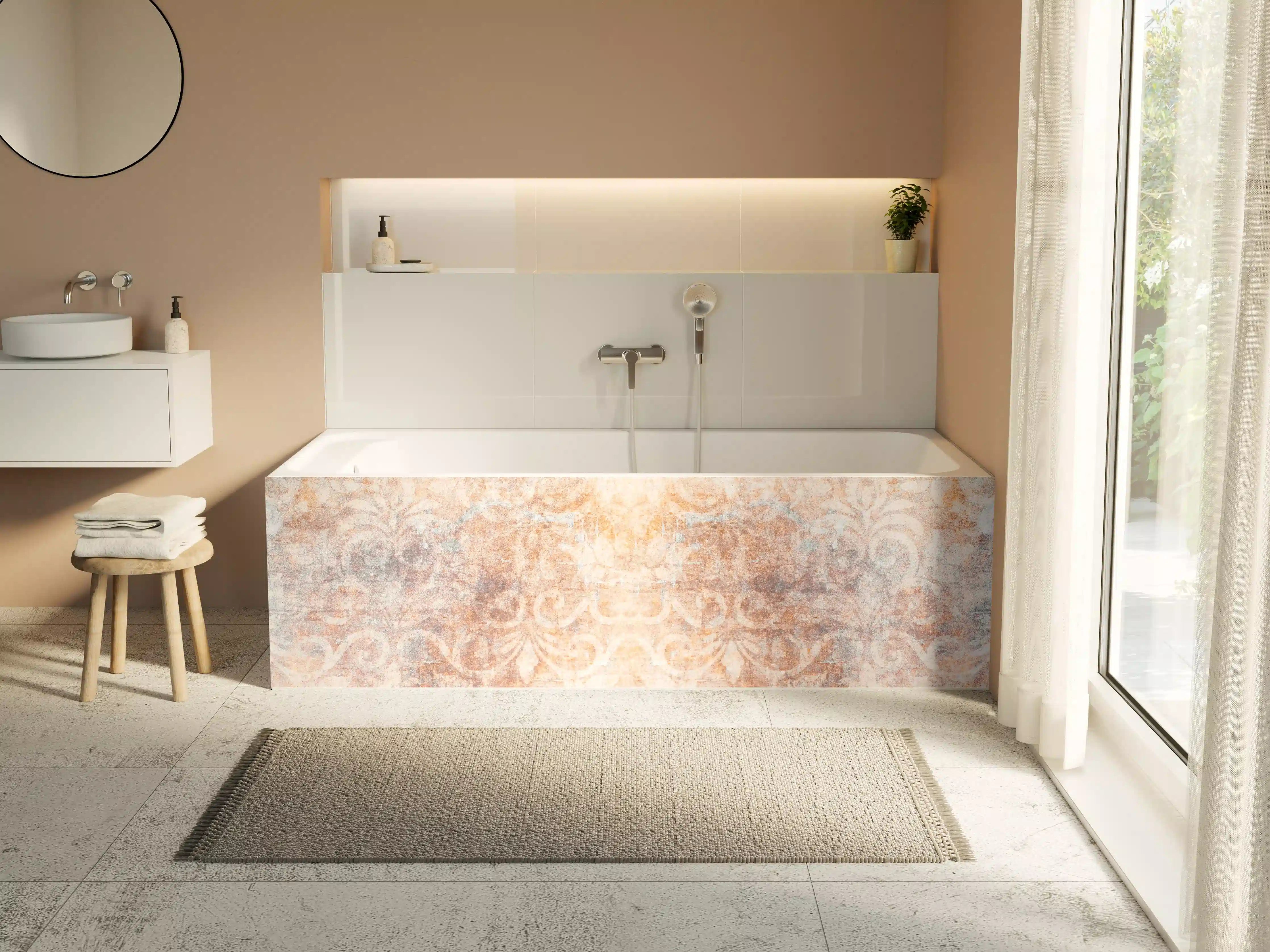 Badewannen-Rückwand - Alte braun-orange-weiß Fliesenpatchwork