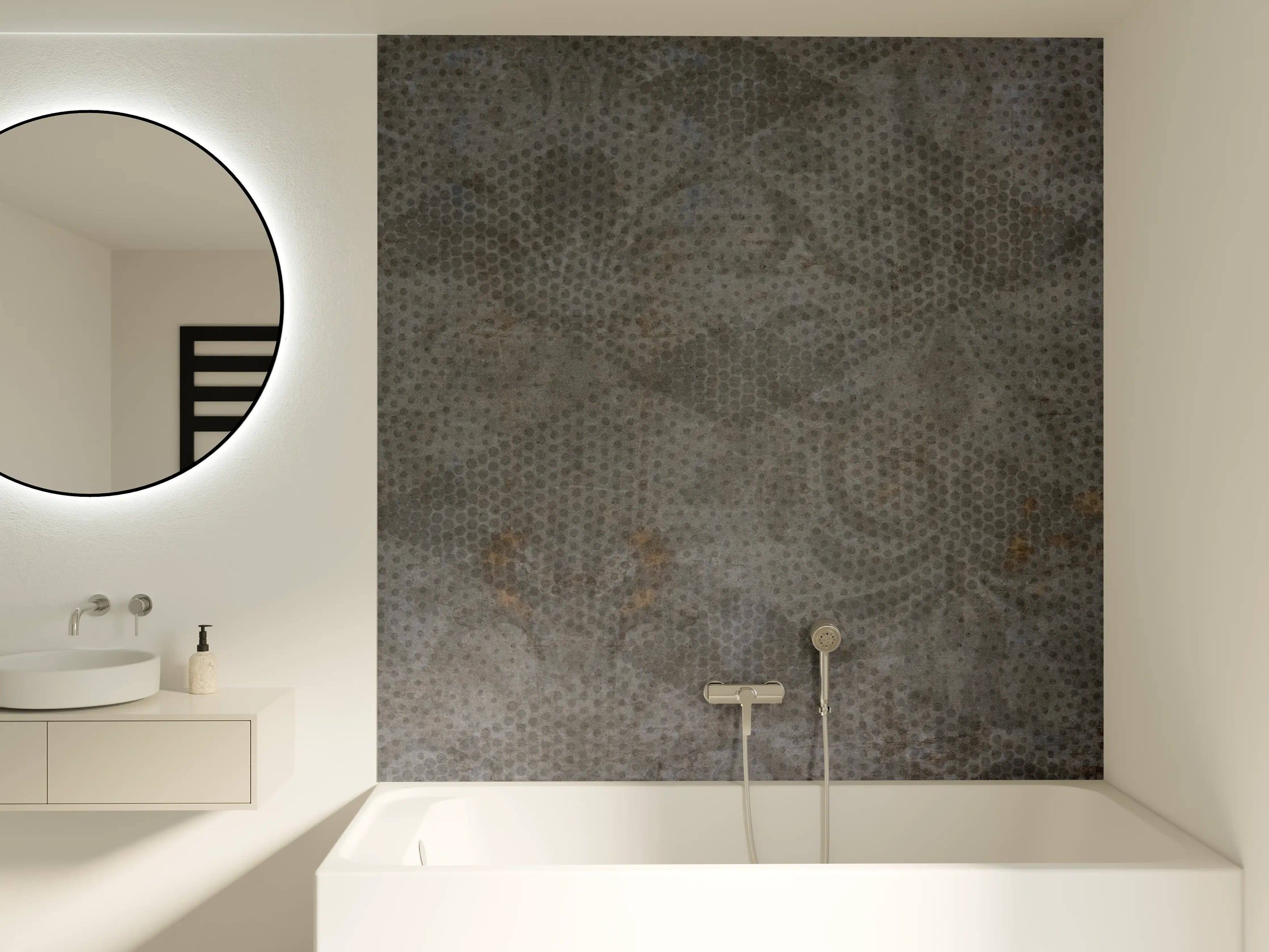 Badewannen-Rückwand - Alte braunbefleckte Tapete