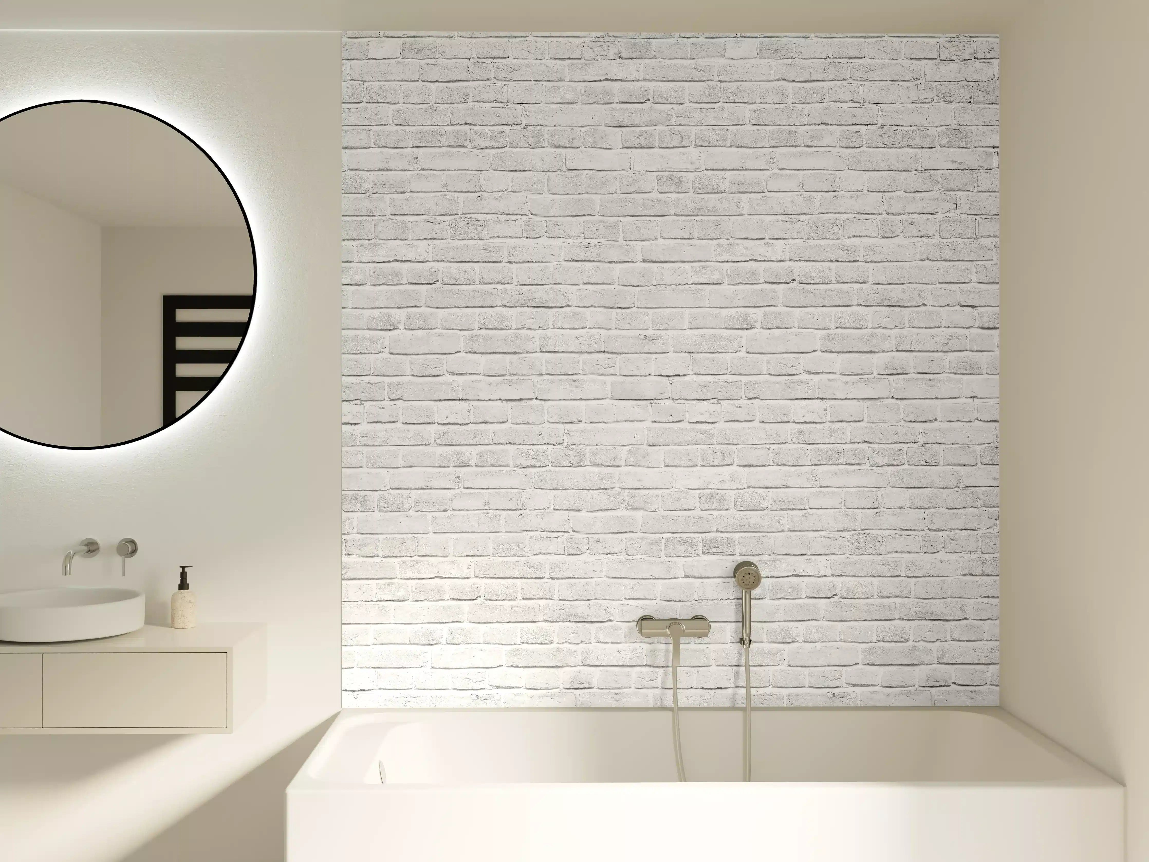 Badewannen-Rückwand - Alte weiße Backsteinmauer