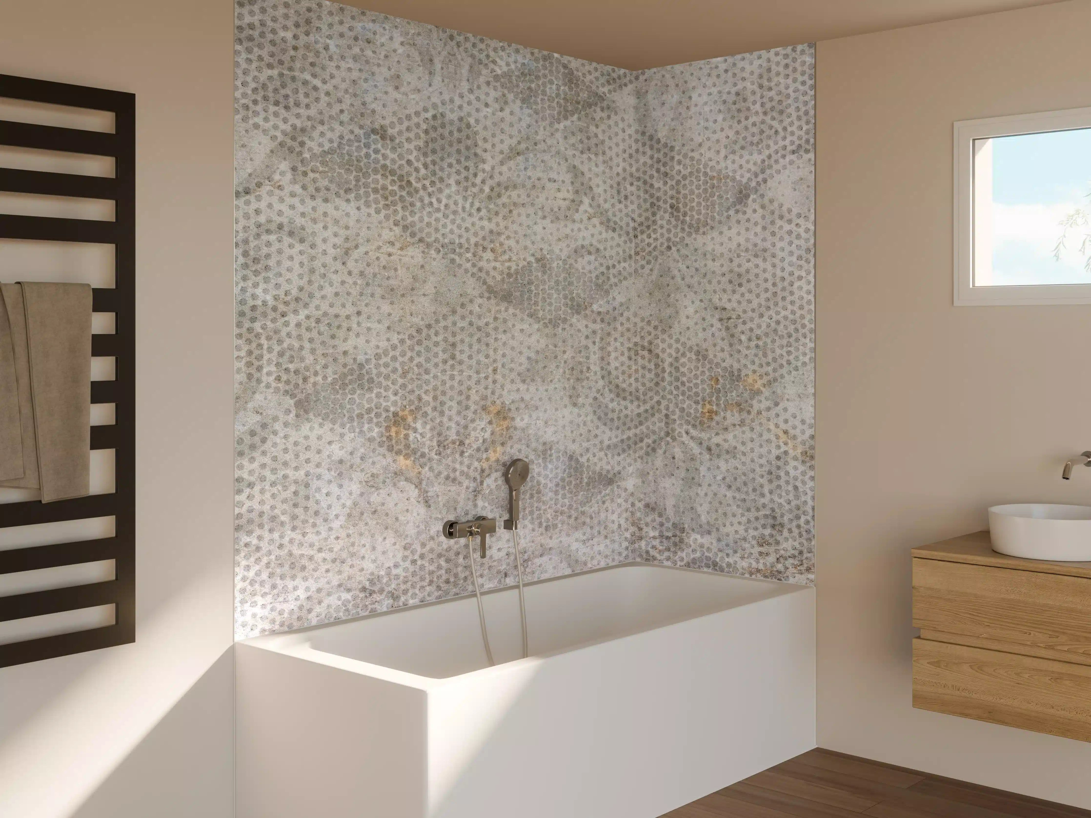 Badewannen-Rückwand - Alte weiße befleckte Tapete