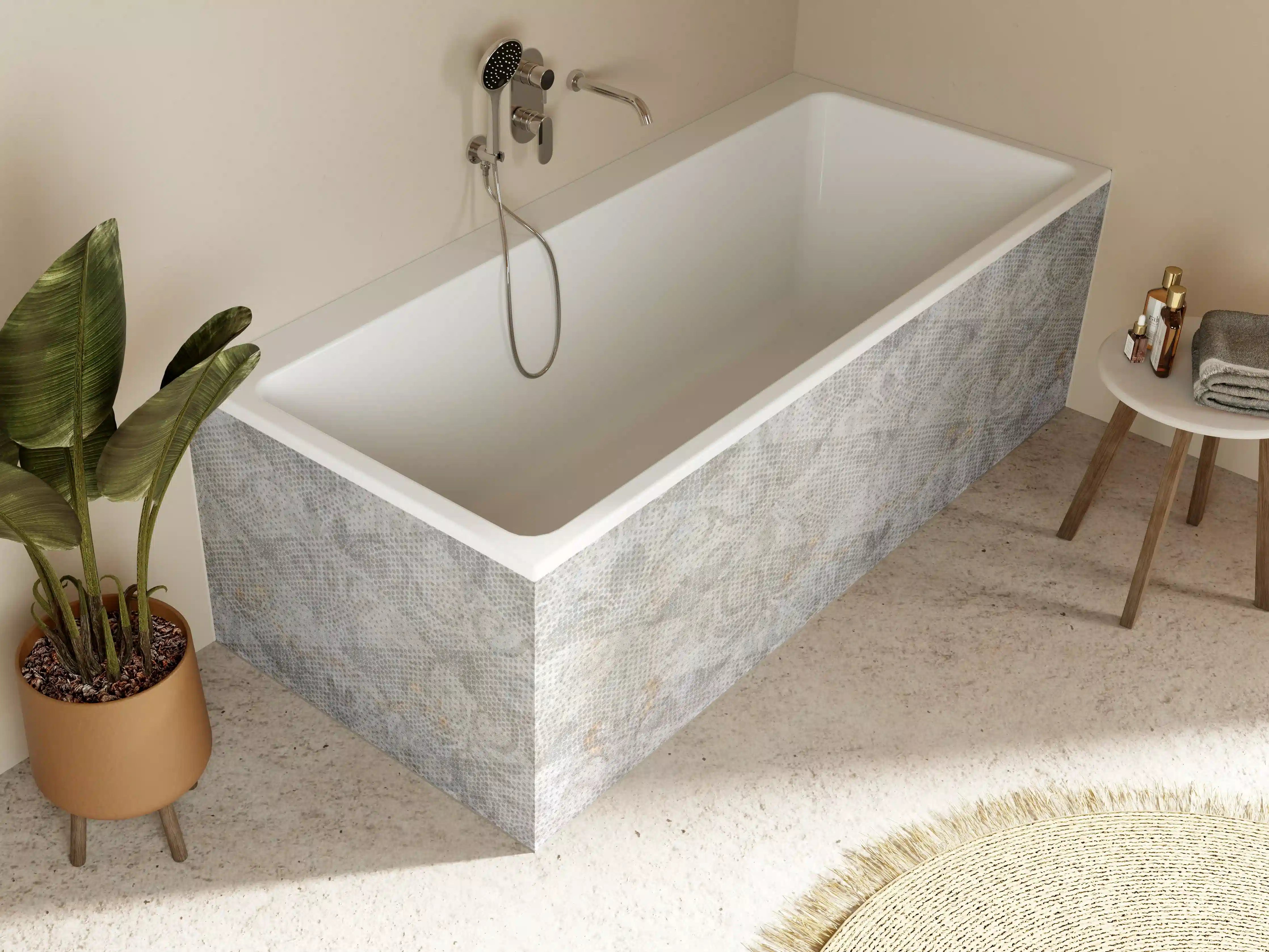 Badewannen-Rückwand - Alte weiße befleckte Tapete