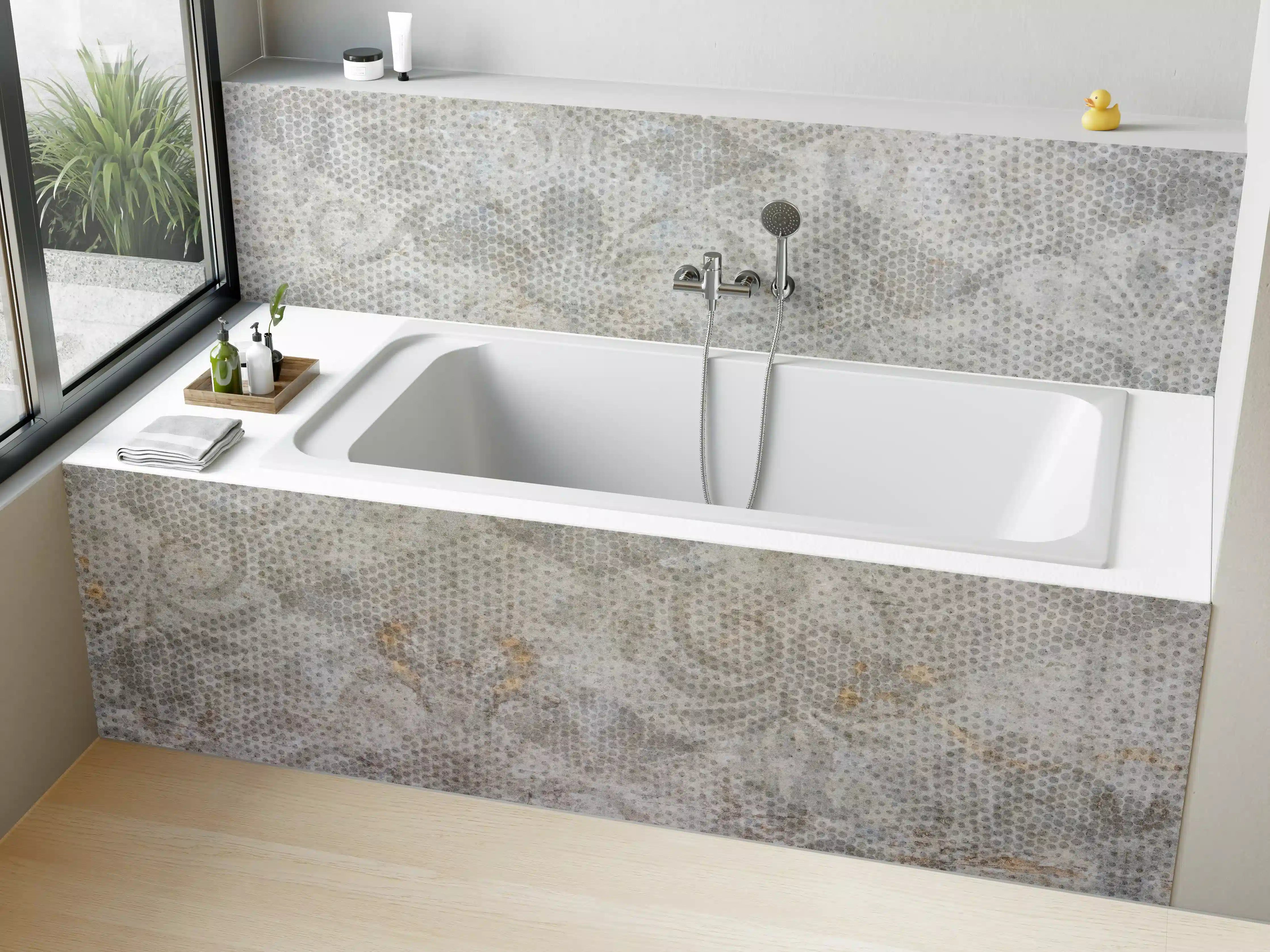 Badewannen-Rückwand - Alte weiße befleckte Tapete