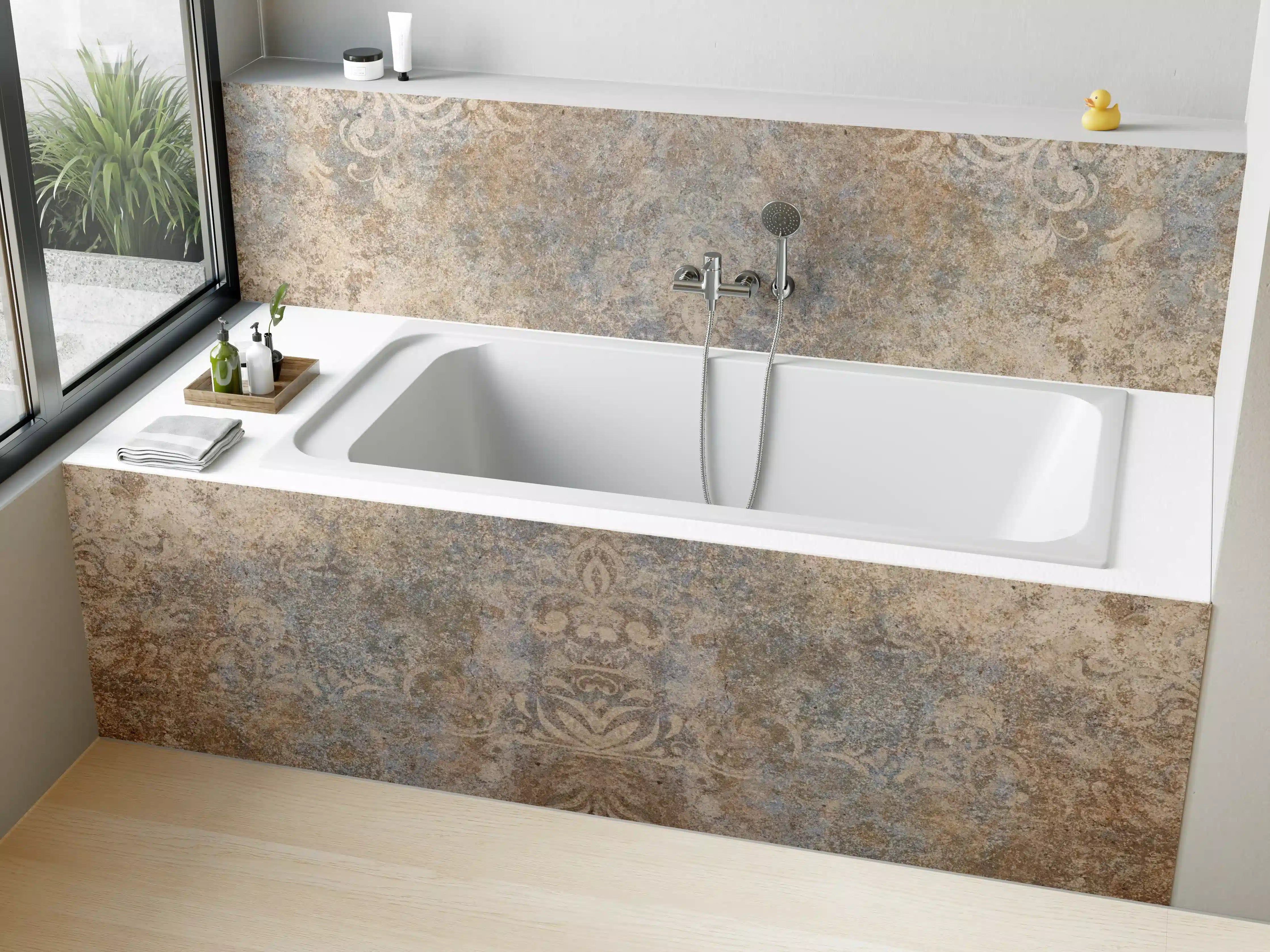 Badewannen-Rückwand - Altes abgenutztes Mosaik Motiv