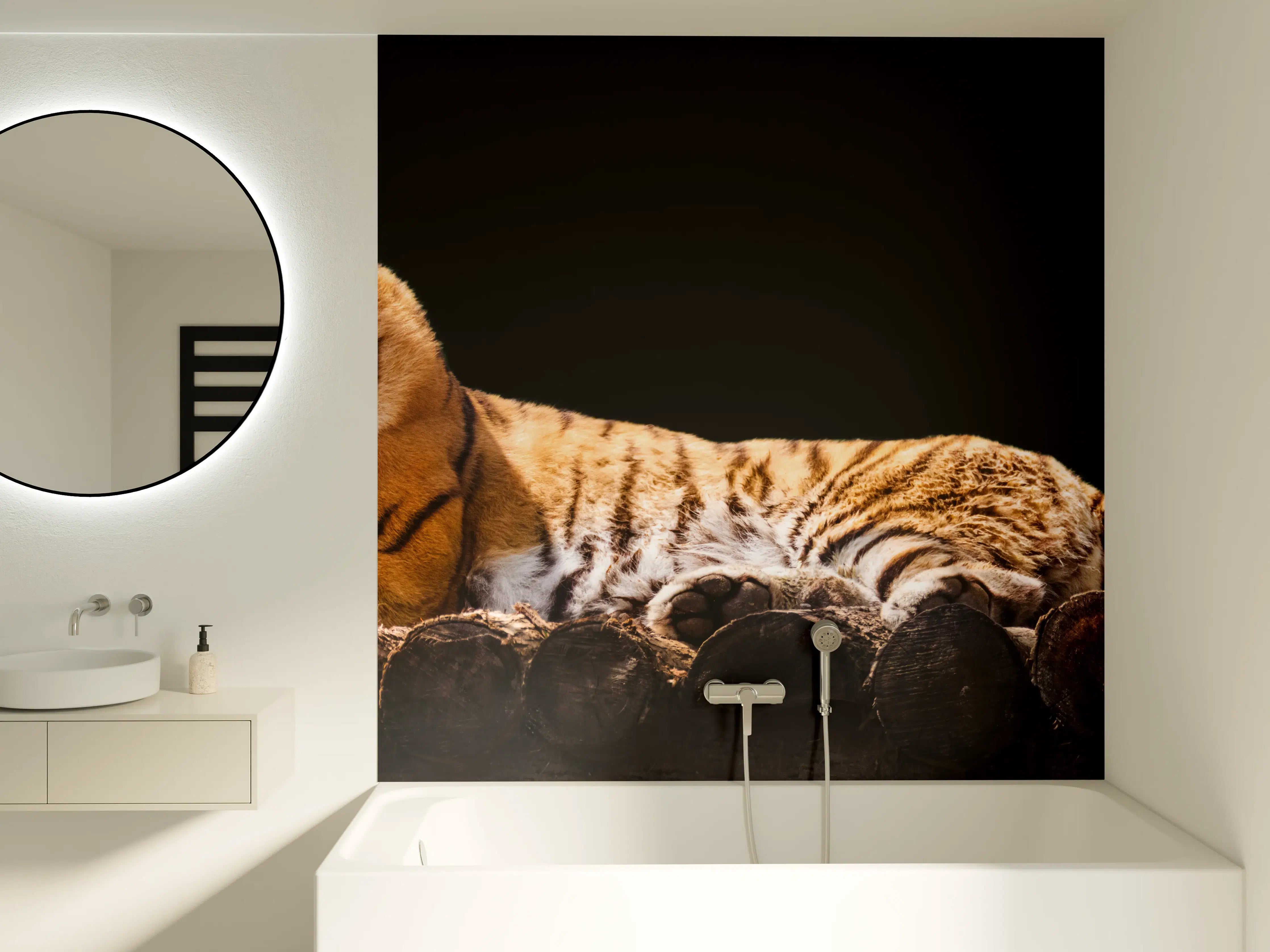 Badewannen-Rückwand - Amurtiger liegend auf Holzdeck mit Schwarzem Hintergrund
