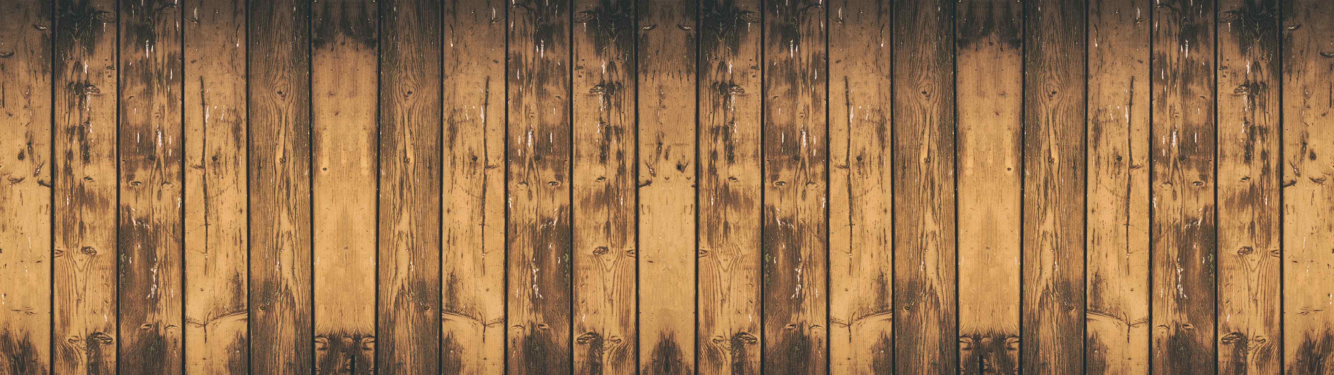 Badewannen-Rückwand-Aneinandergereihte leicht angebrannte Holzplatten