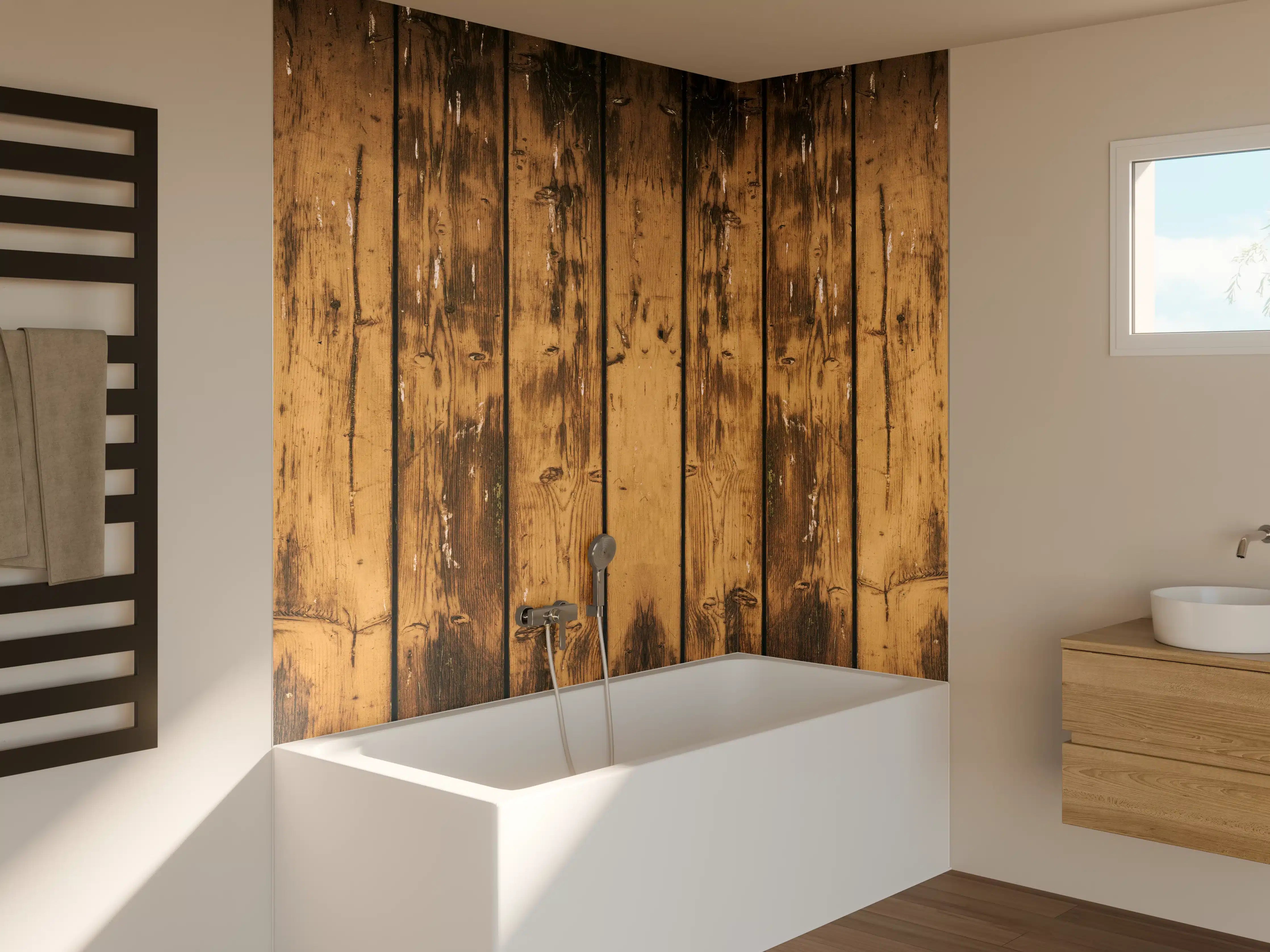 Badewannen-Rückwand - Aneinandergereihte leicht angebrannte Holzplatten