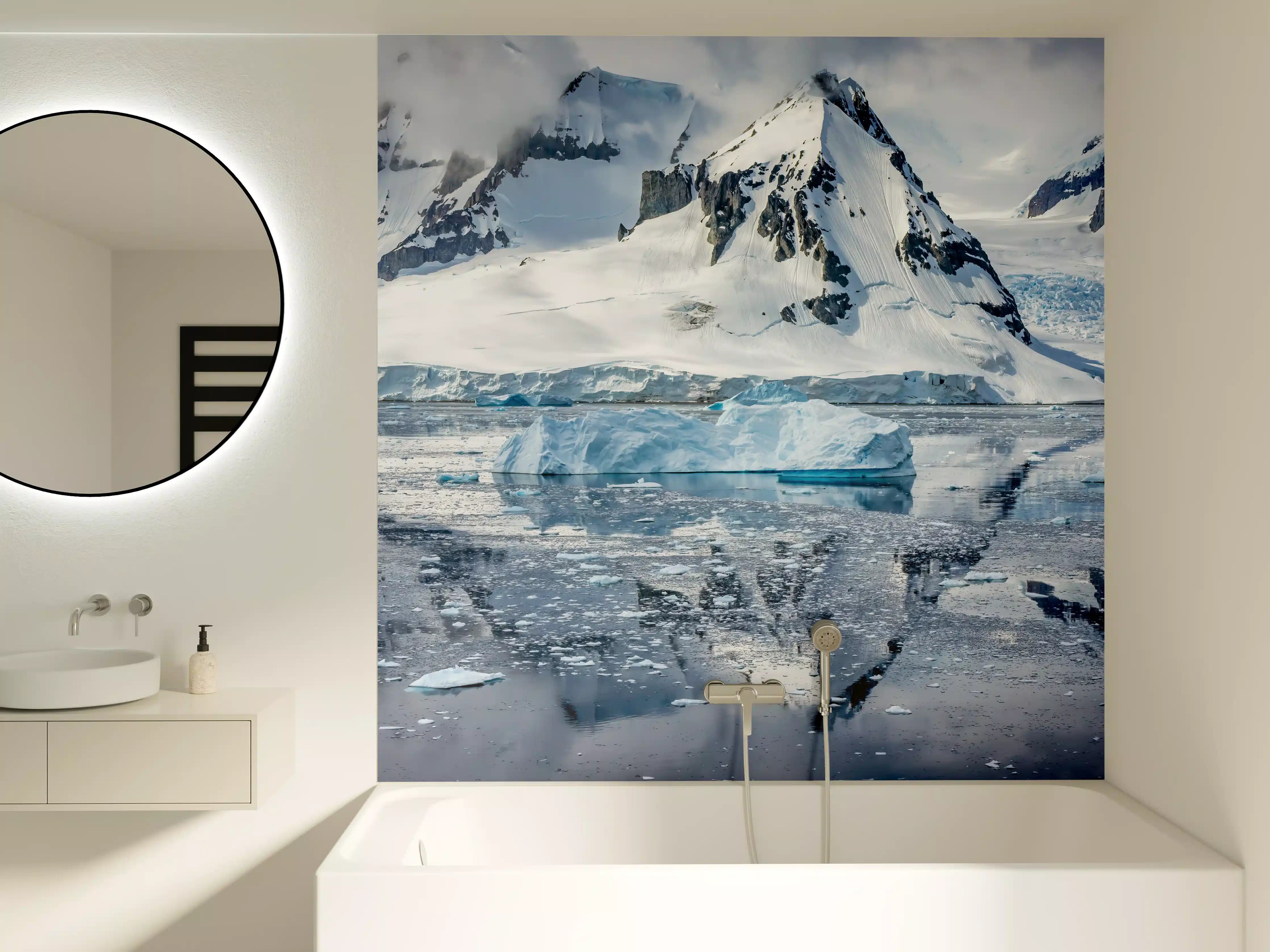Badewannen-Rückwand - Antarktische Eisberg-Reflexion