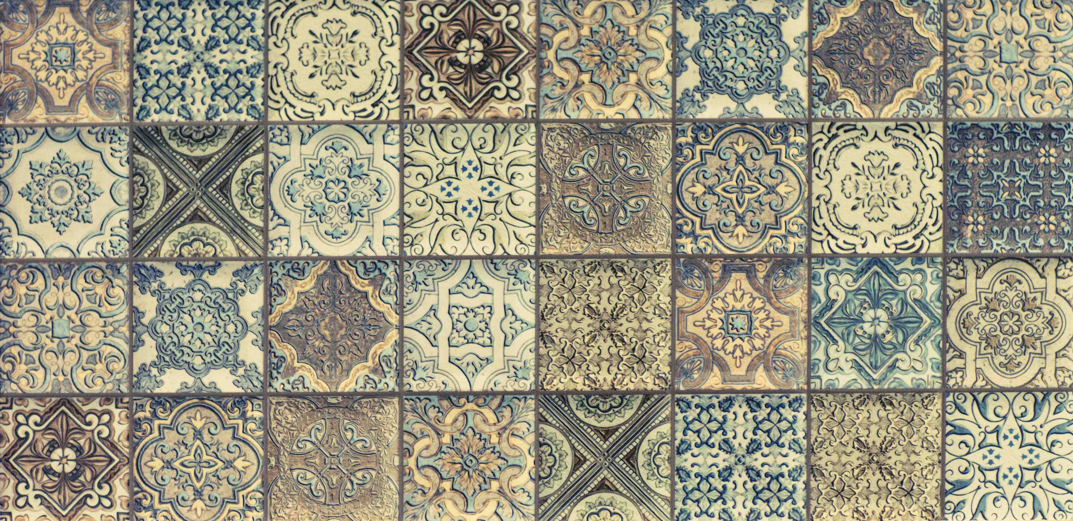 Badewannen-Rückwand-Antike Fliesen mit blauen und beigen Mustern