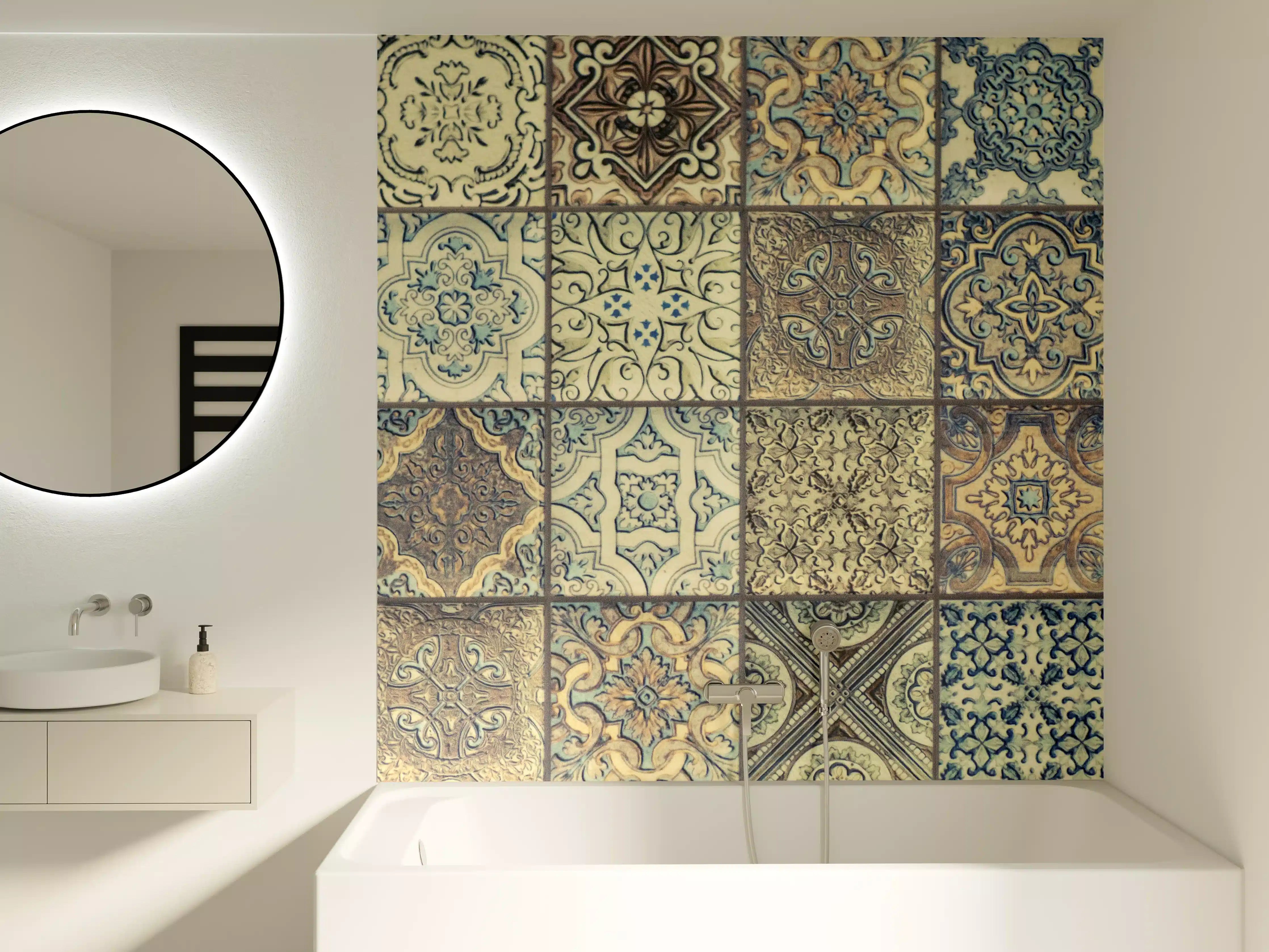 Badewannen-Rückwand - Antike Fliesen mit blauen und beigen Mustern