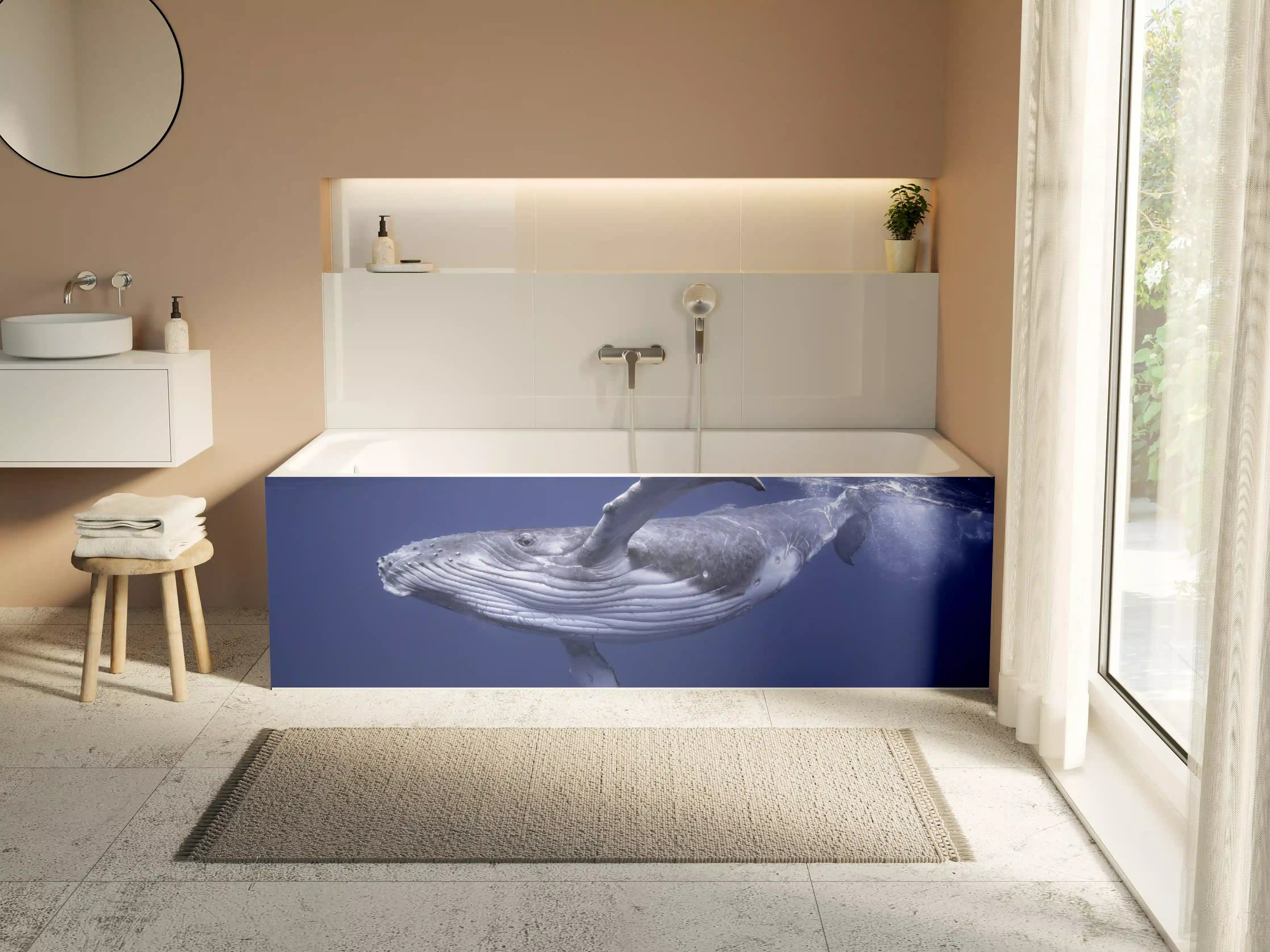 Badewannen-Rückwand - Baby-Buckelwal-Kalb im blauen Wasser