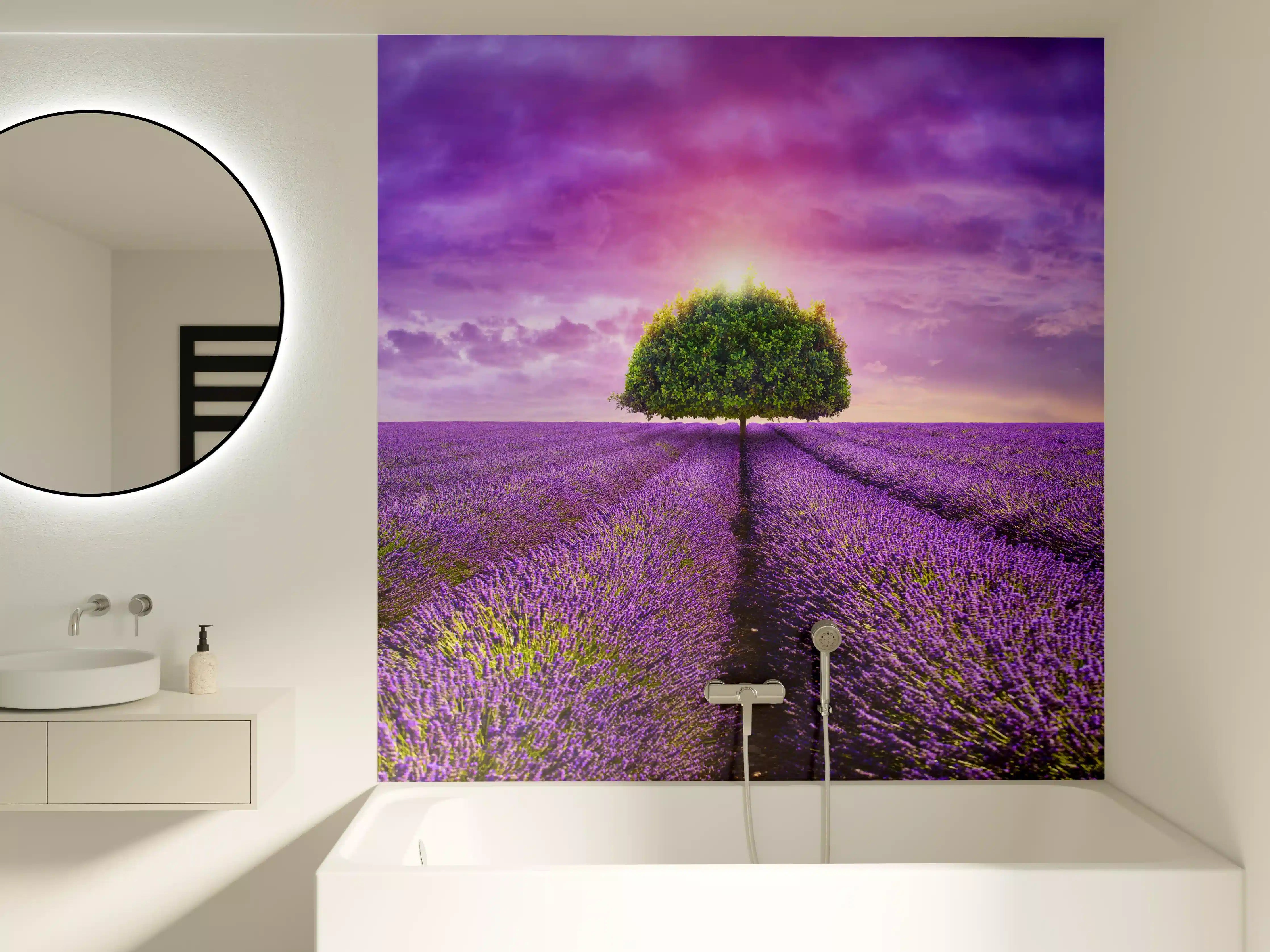 Badewannen-Rückwand - Baum im schönen lavendel Feld