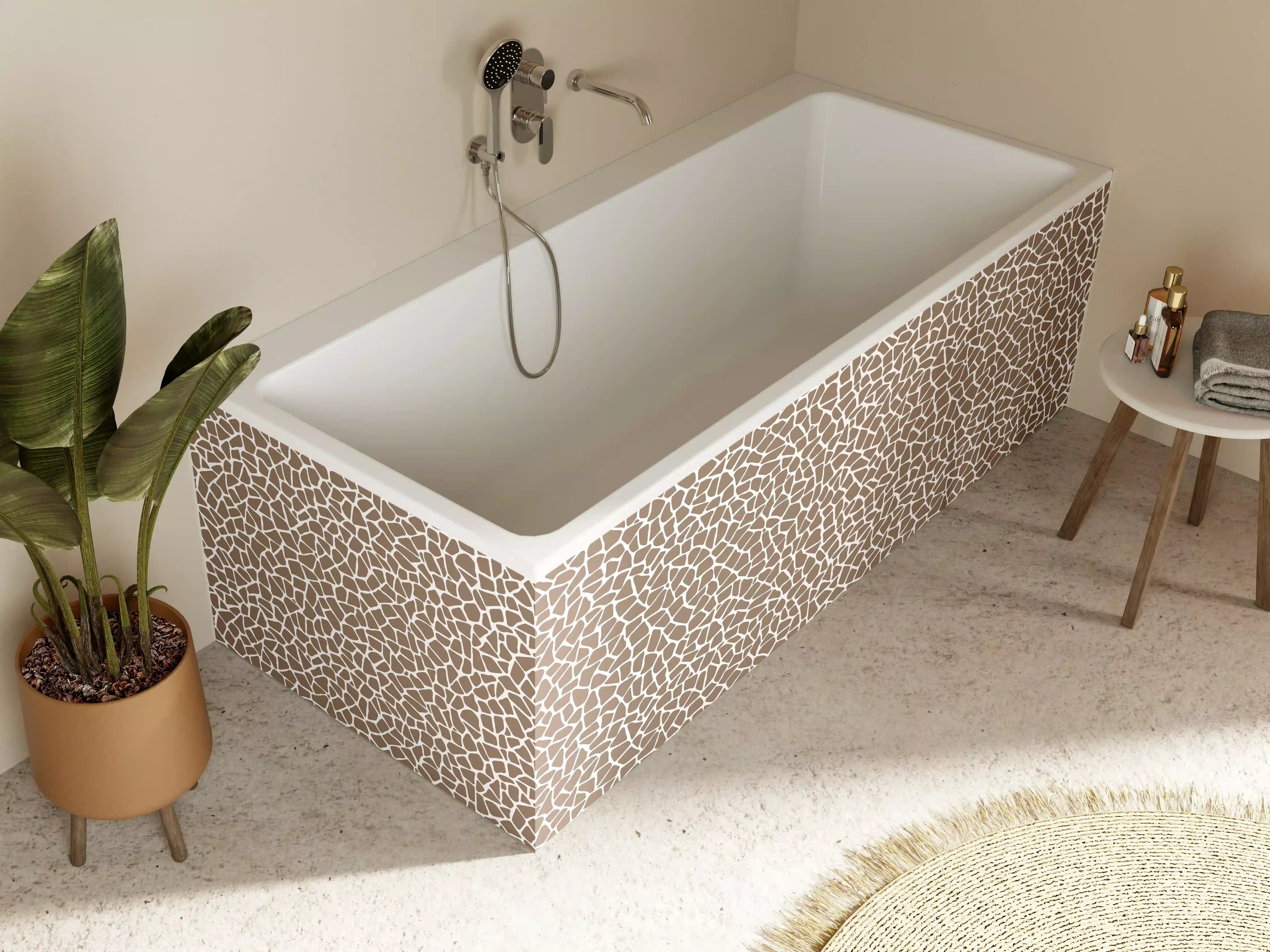 Badewannen-Rückwand - Beige-weiße Marmorstruktur mit filigranen Mustern