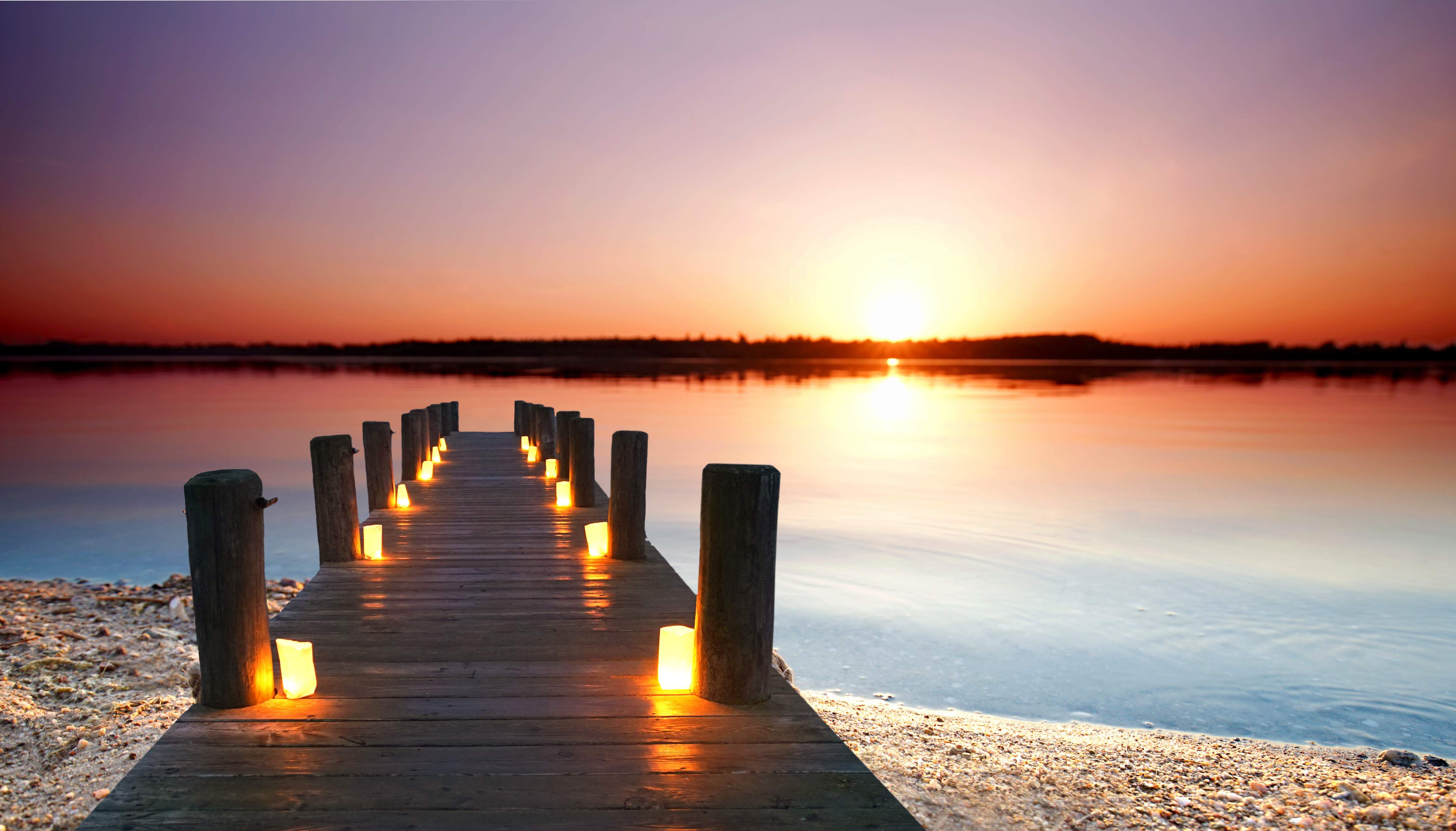 Badewannen-Rückwand-Beleuchteter romantischer Steg am Strand