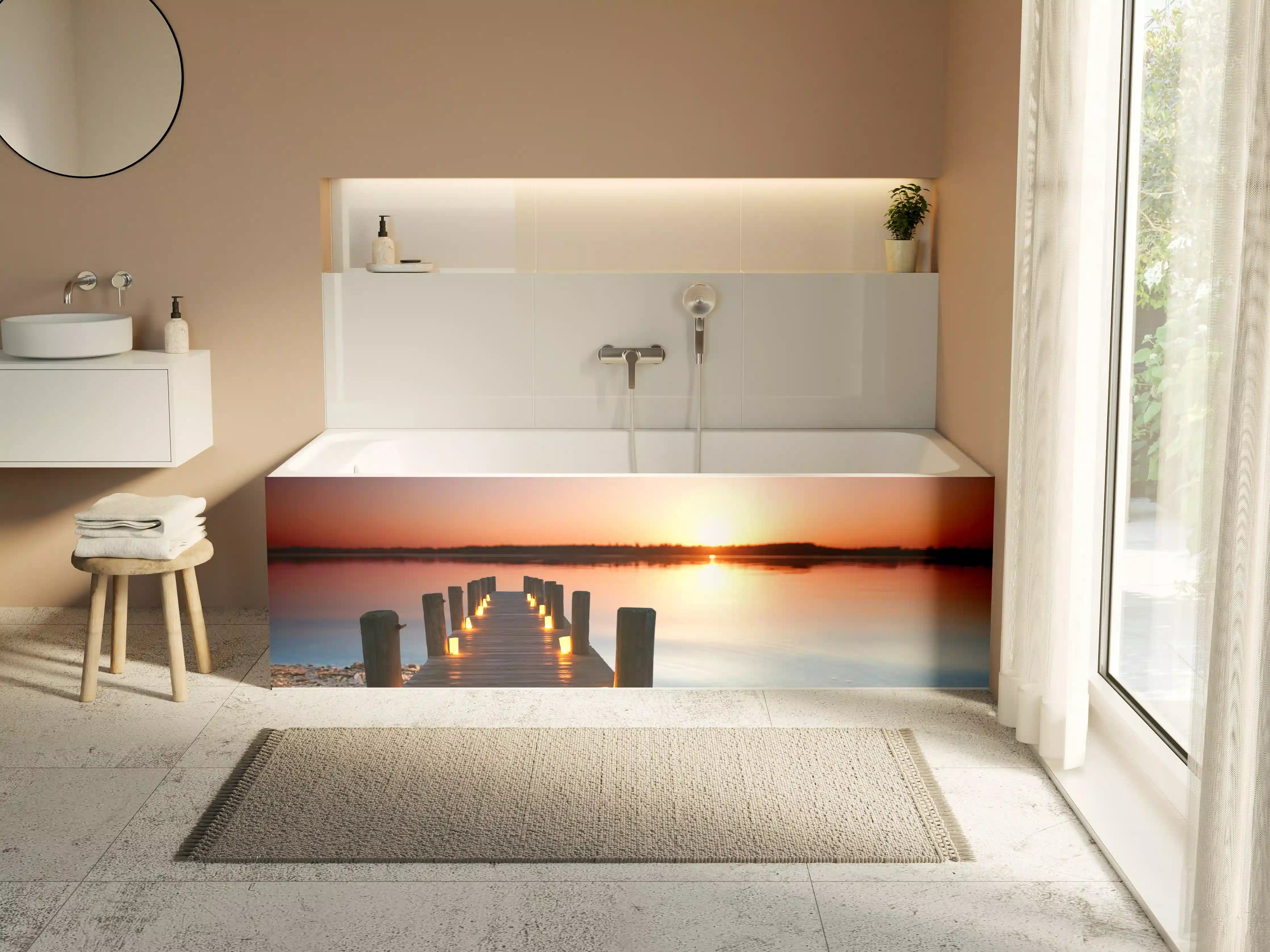 Badewannen-Rückwand - Beleuchteter romantischer Steg am Strand