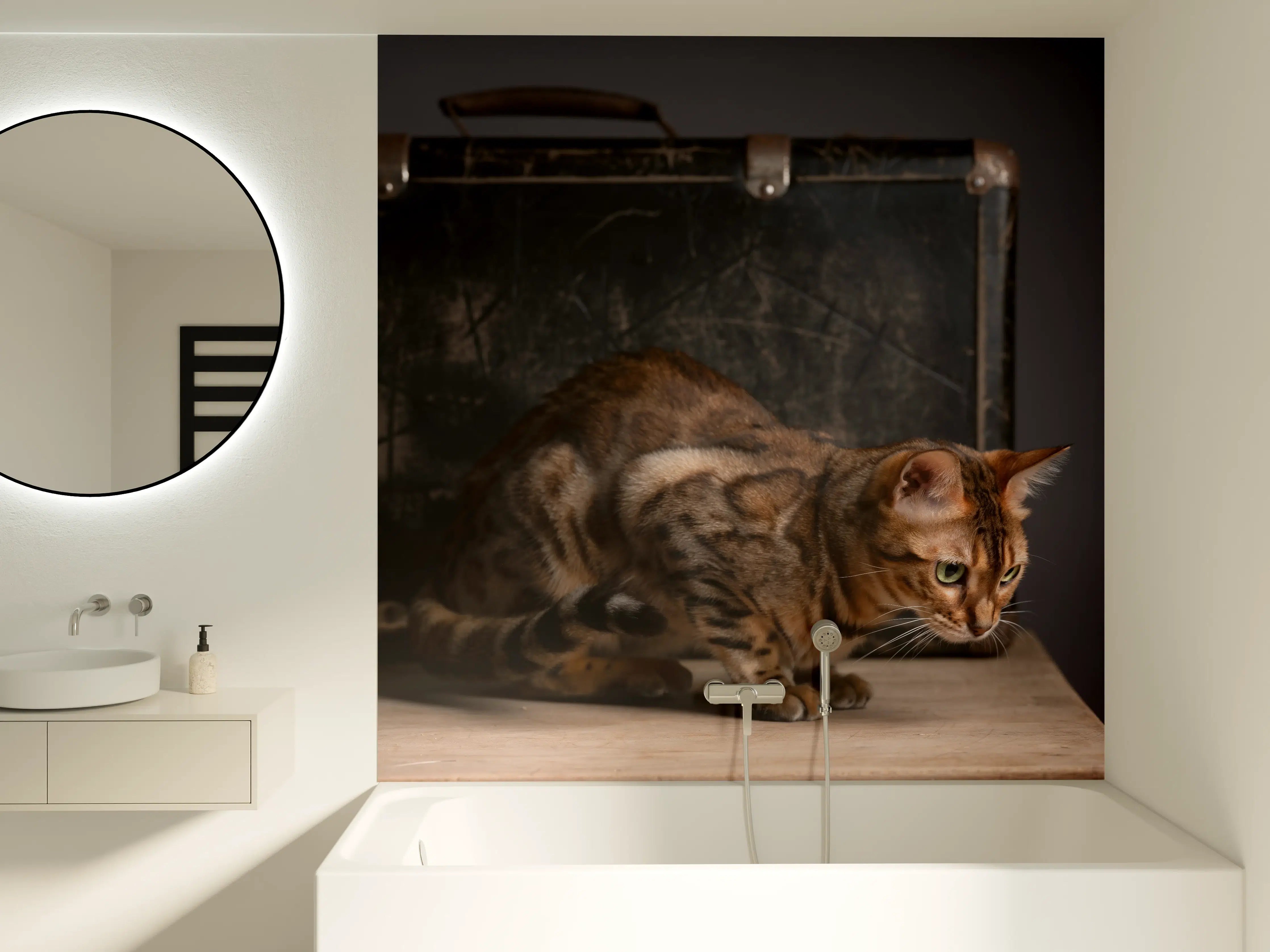 Badewannen-Rückwand - Bengalkatze auf Holztisch