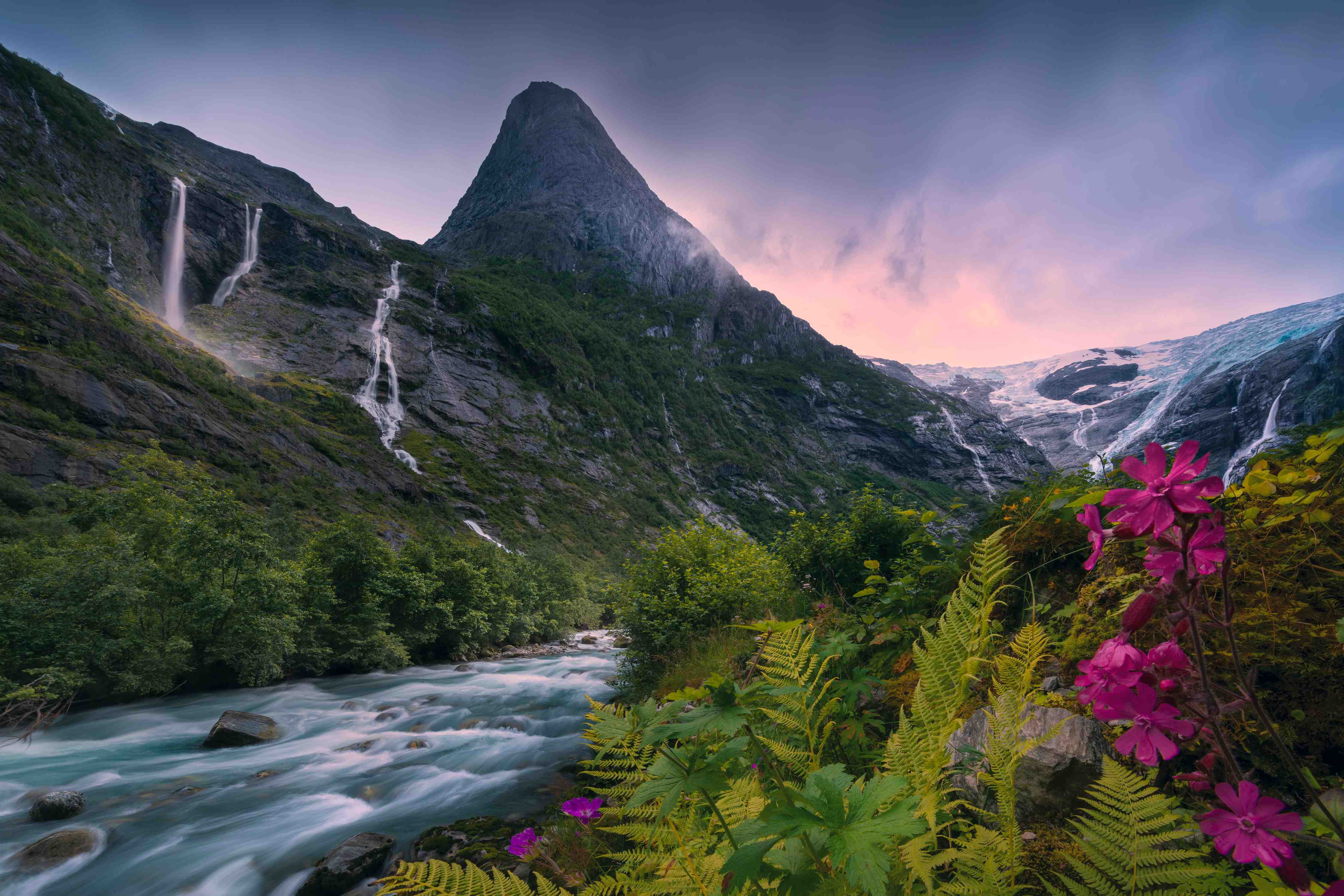 Badewannen-Rückwand-Berglandschaft Norwegens mit Wasserfällen