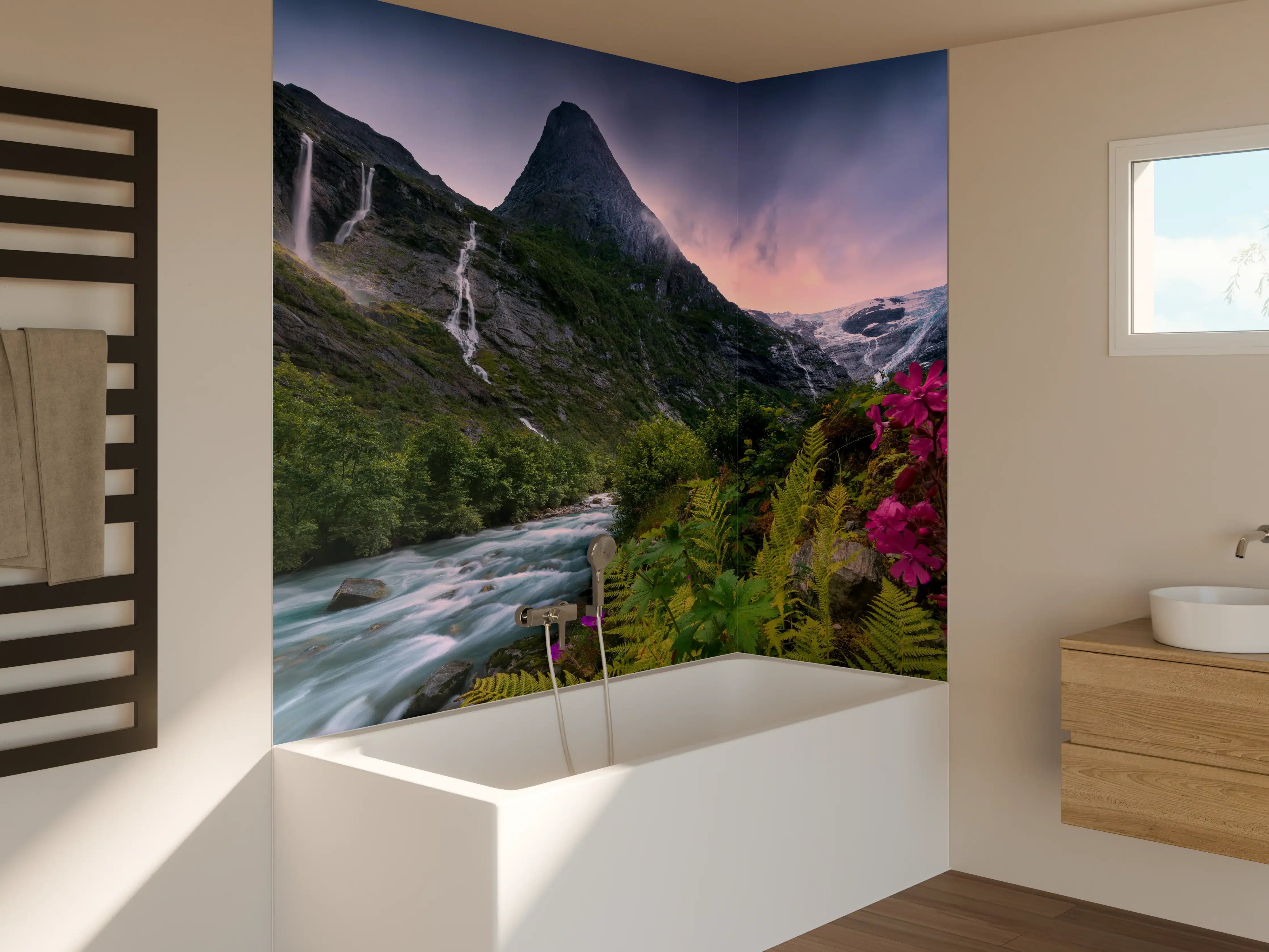 Badewannen-Rückwand - Berglandschaft Norwegens mit Wasserfällen